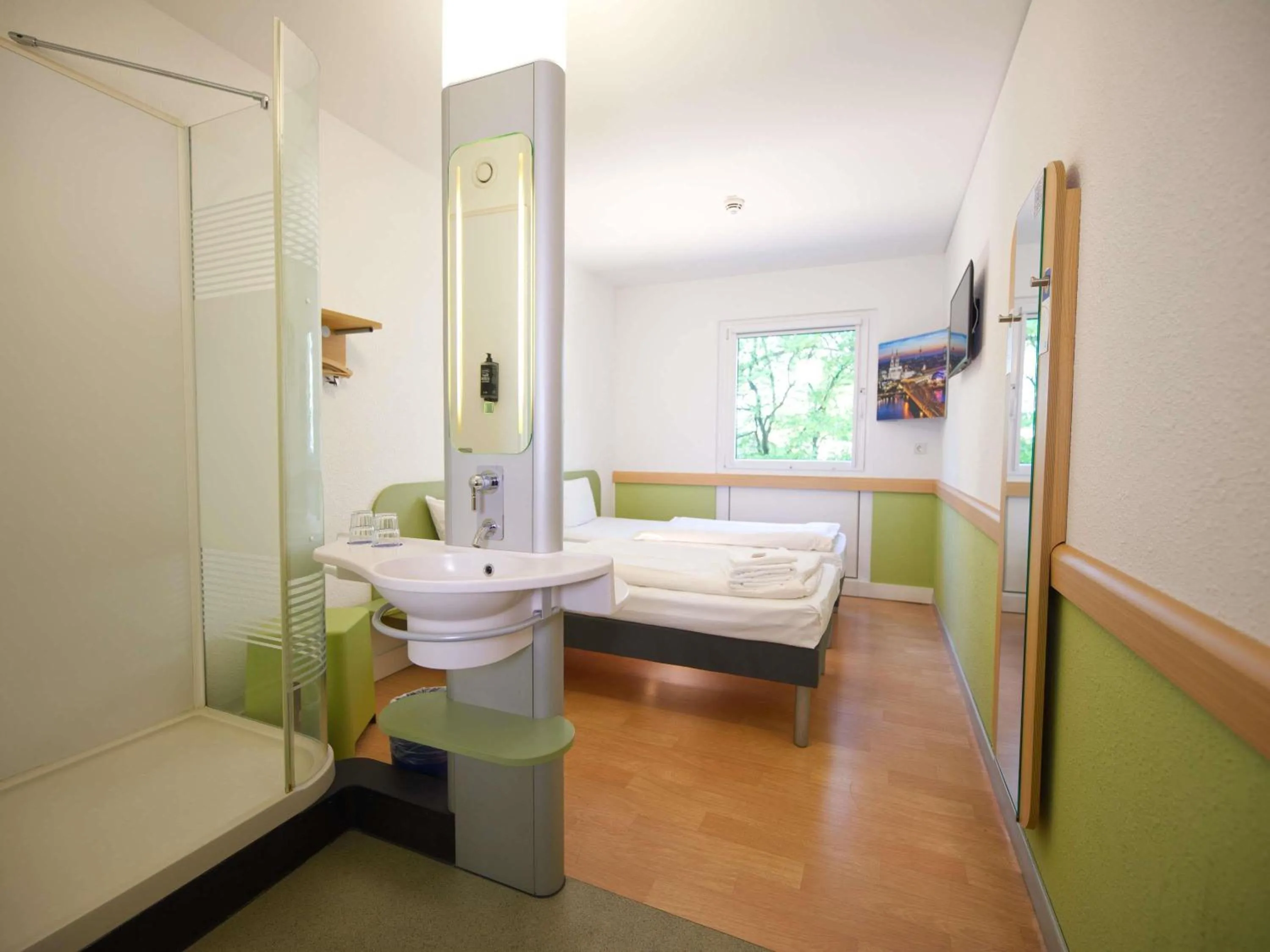 Bedroom, Bed in Ibis budget Koeln Messe