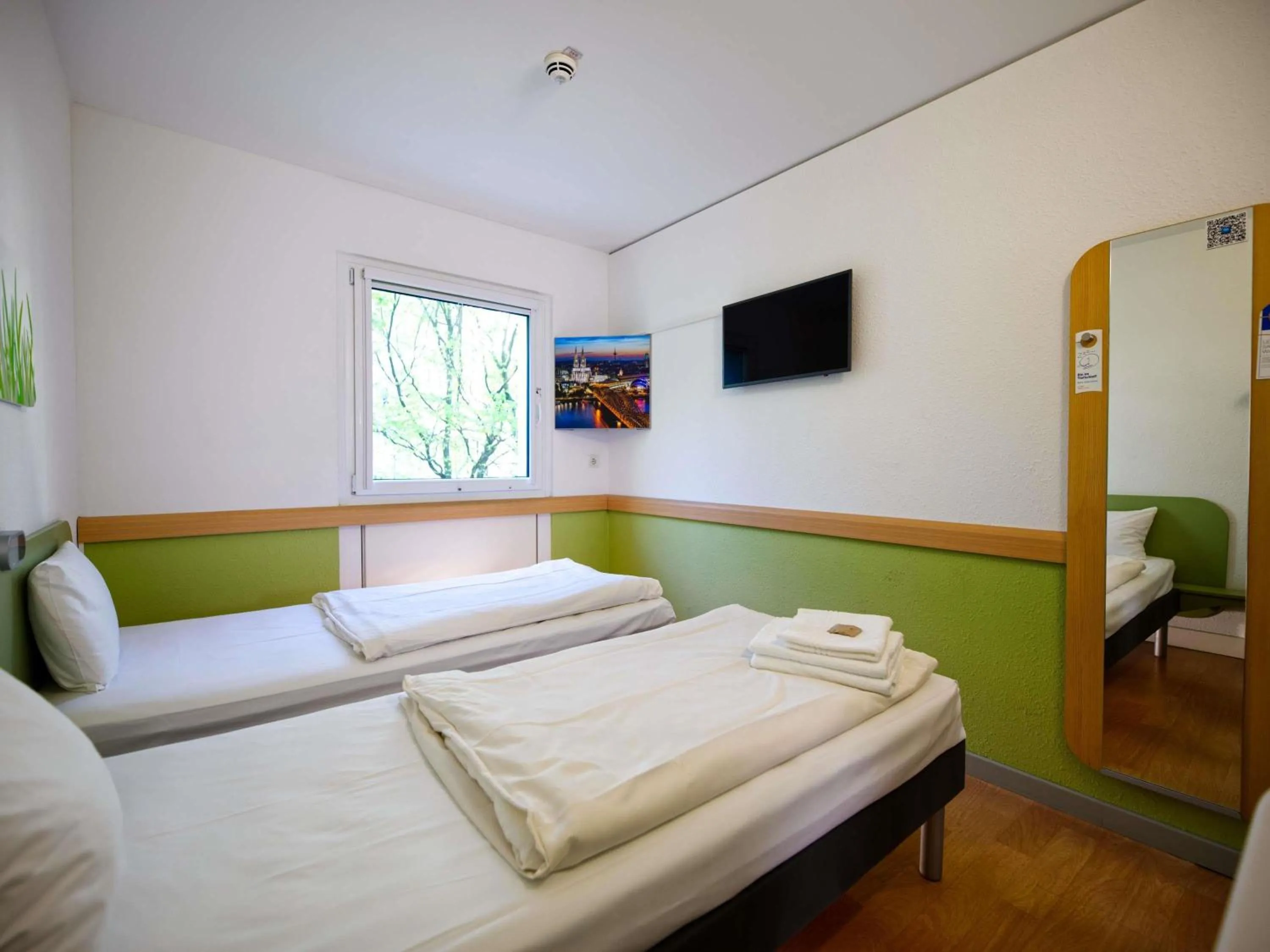 Bedroom, Bed in Ibis budget Koeln Messe