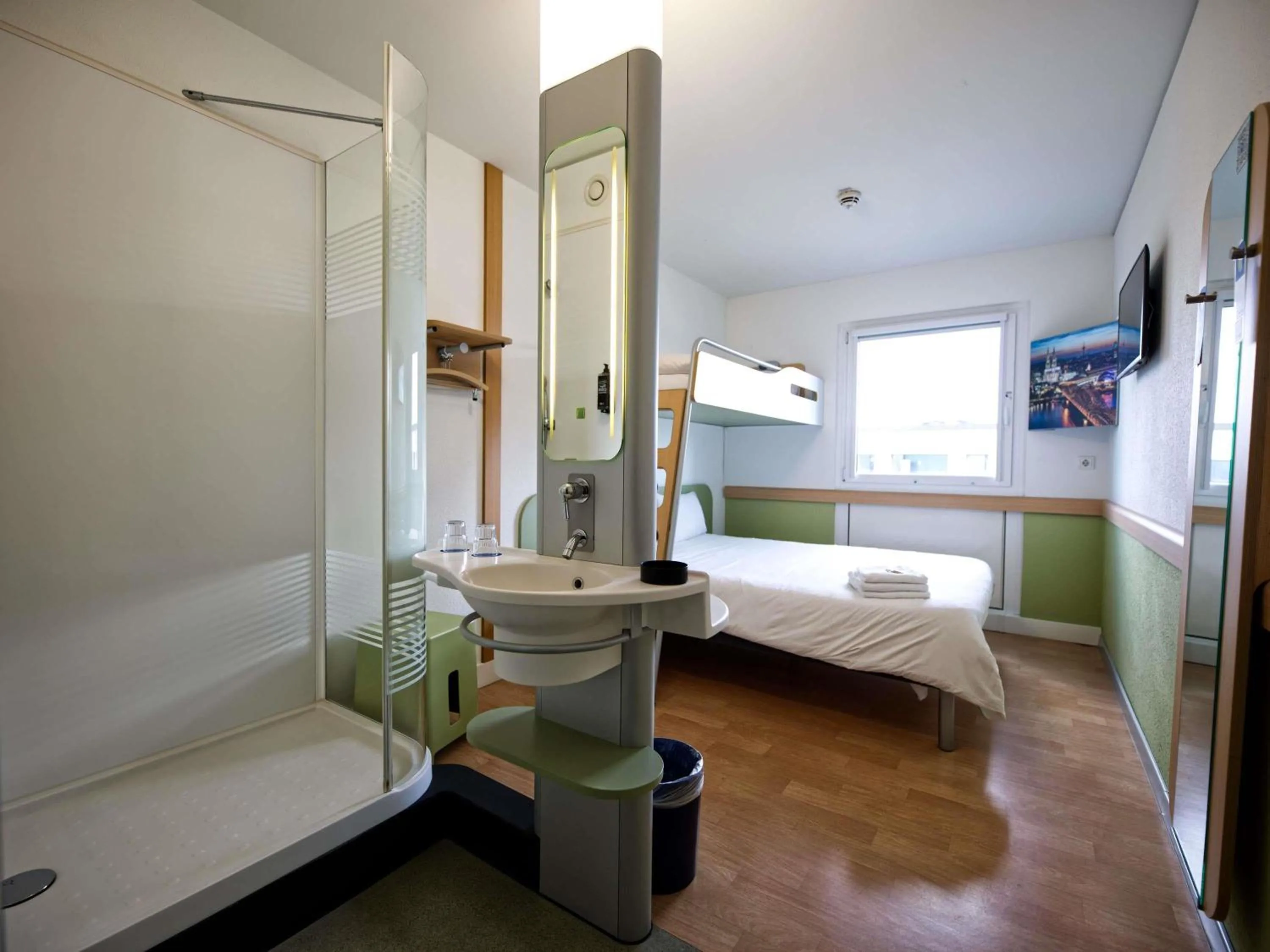 Bedroom, Bed in Ibis budget Koeln Messe