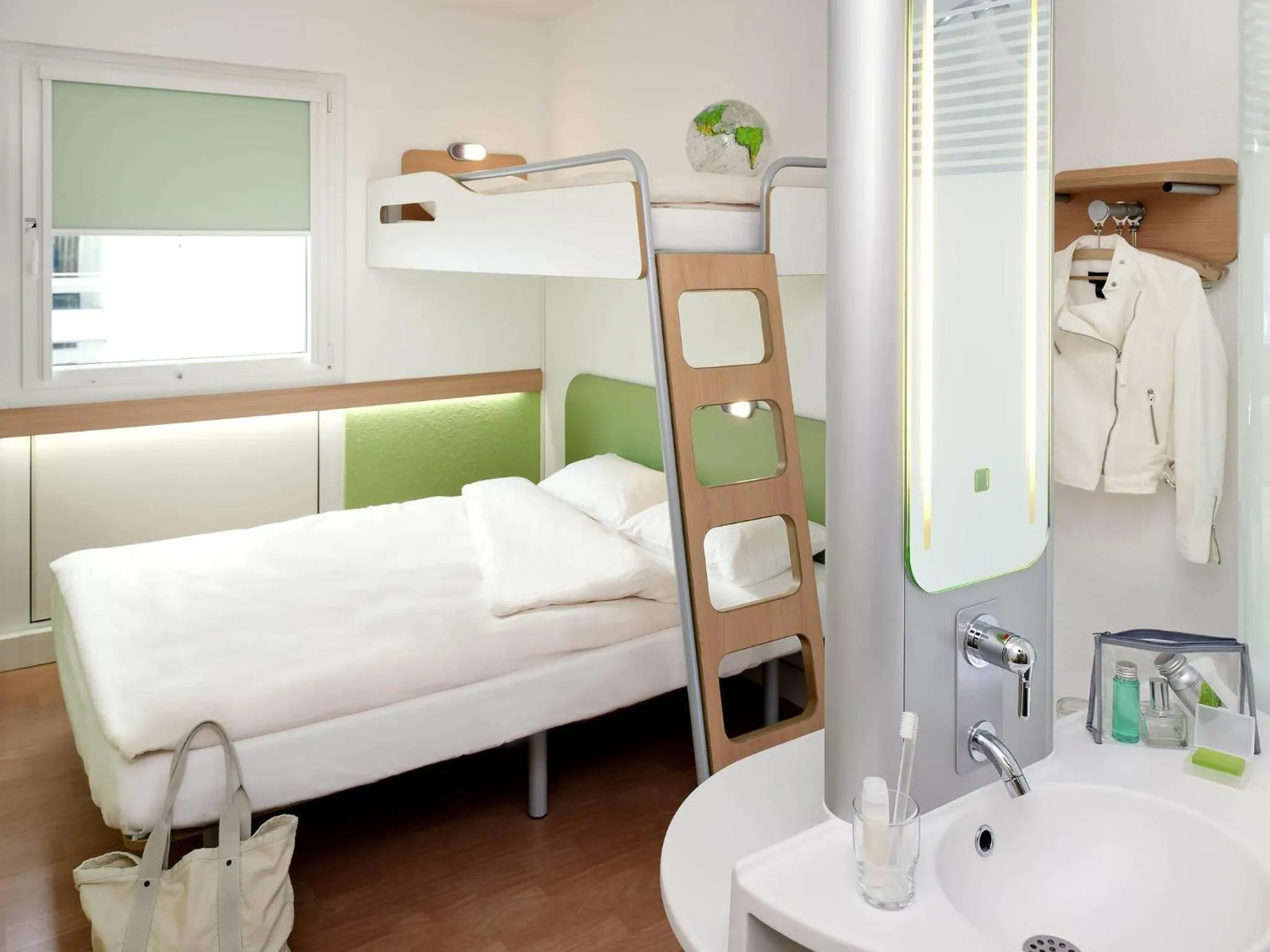 Bedroom, Bed in Ibis budget Koeln Messe