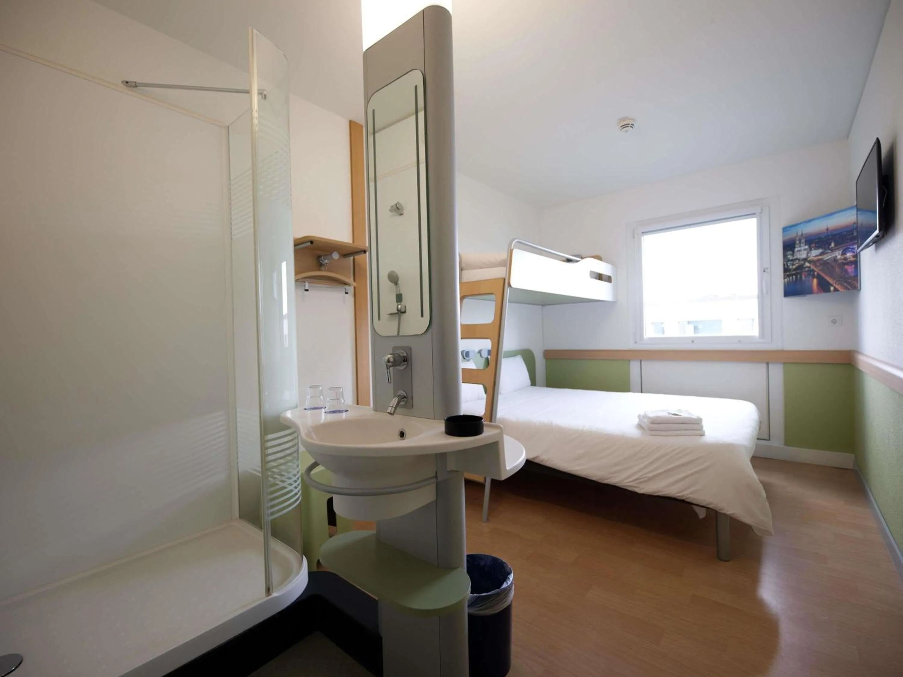 Bedroom, Bed in Ibis budget Koeln Messe