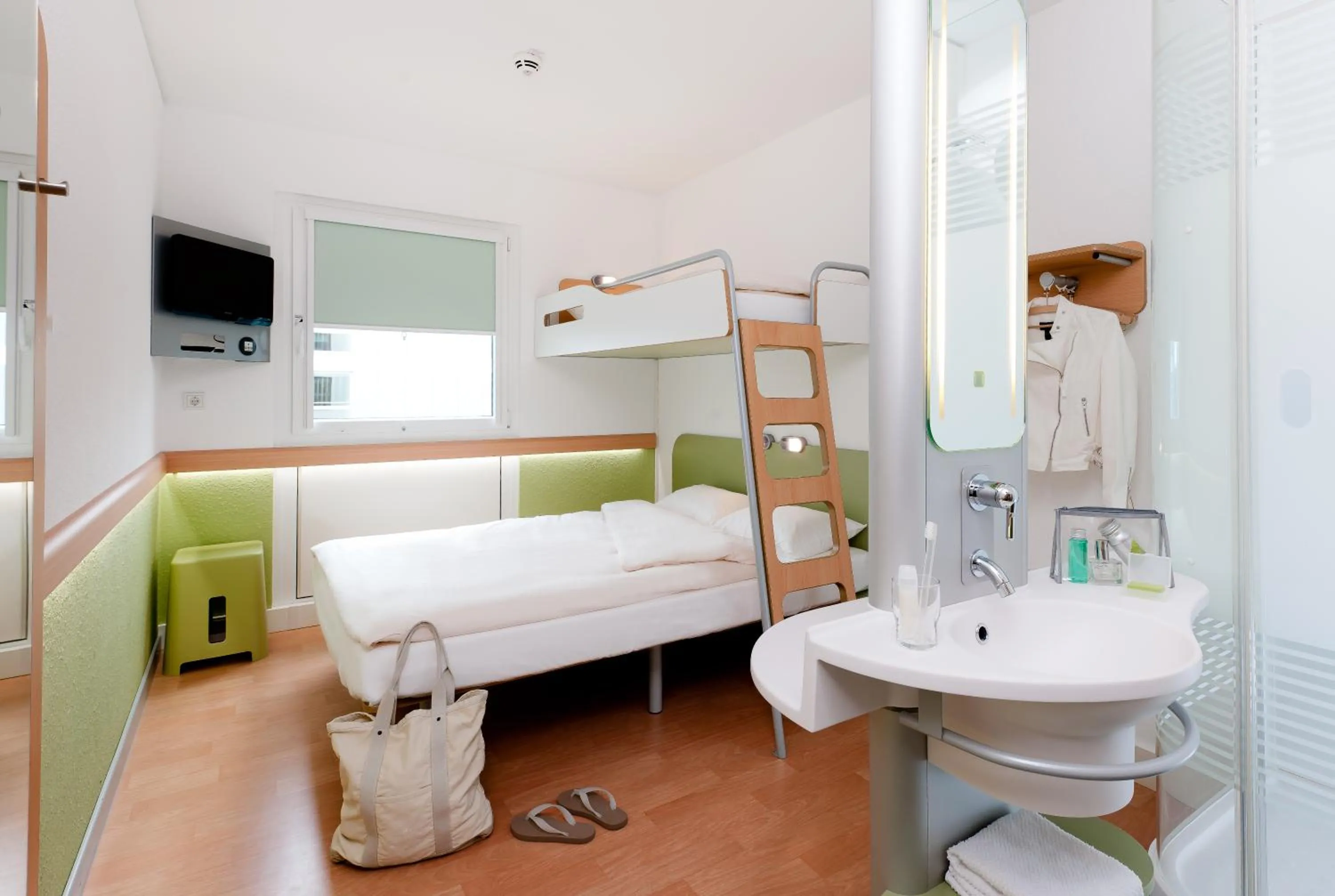 Photo of the whole room, Bed in Ibis budget Koeln Messe