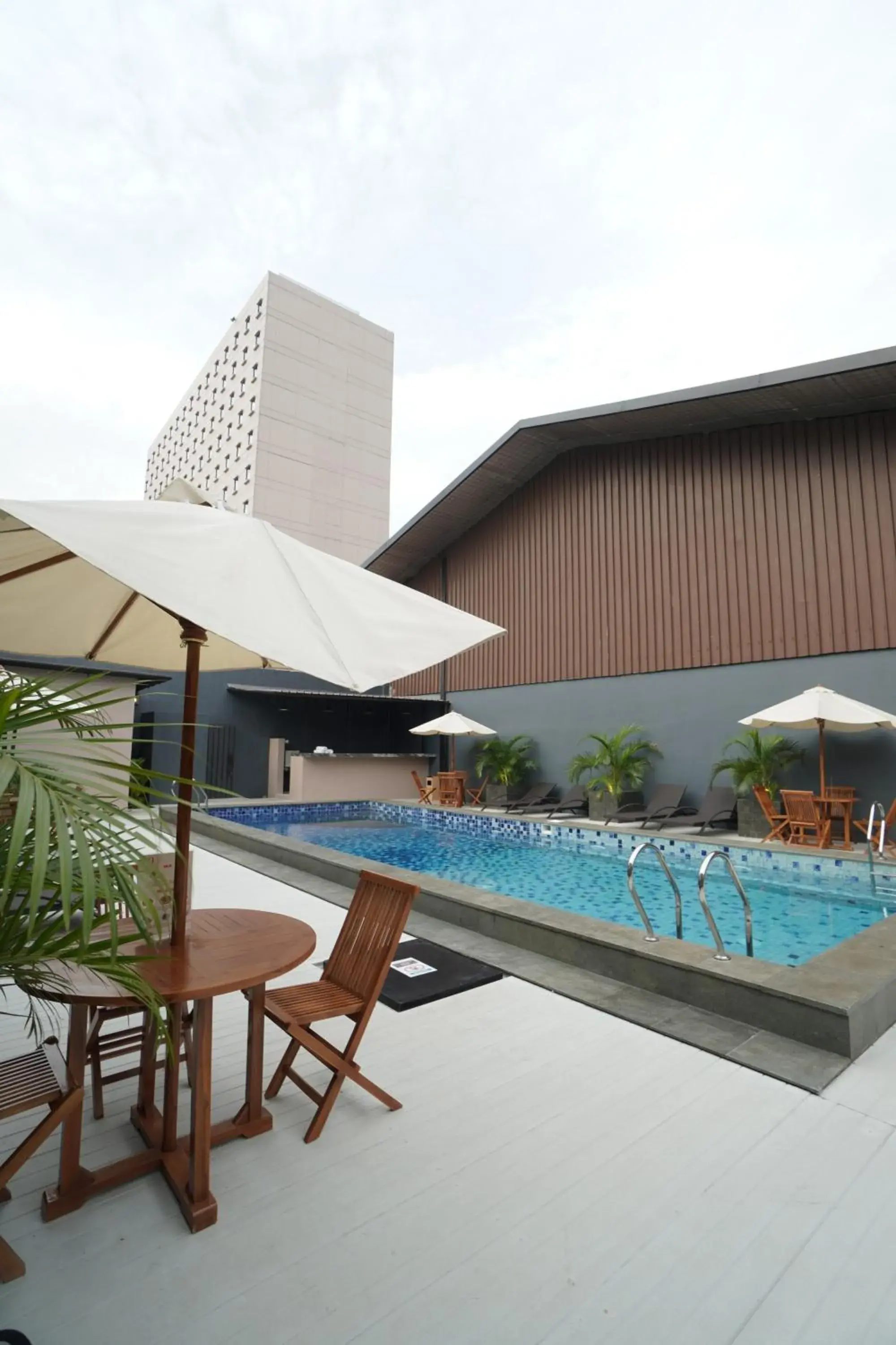 Swimming pool in Swiss-Belinn Cawang Swimming pool in Swiss-Belinn Cawang