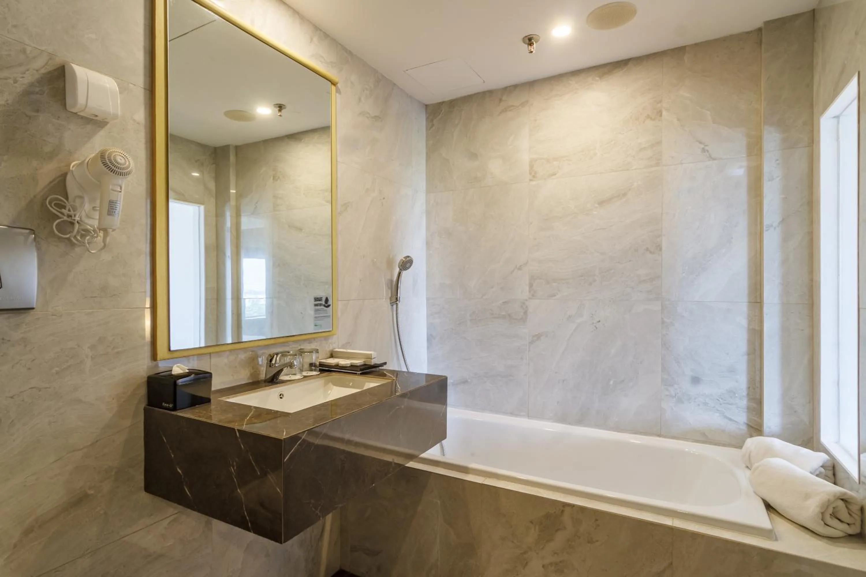 Bath in Swiss-Belinn Cawang