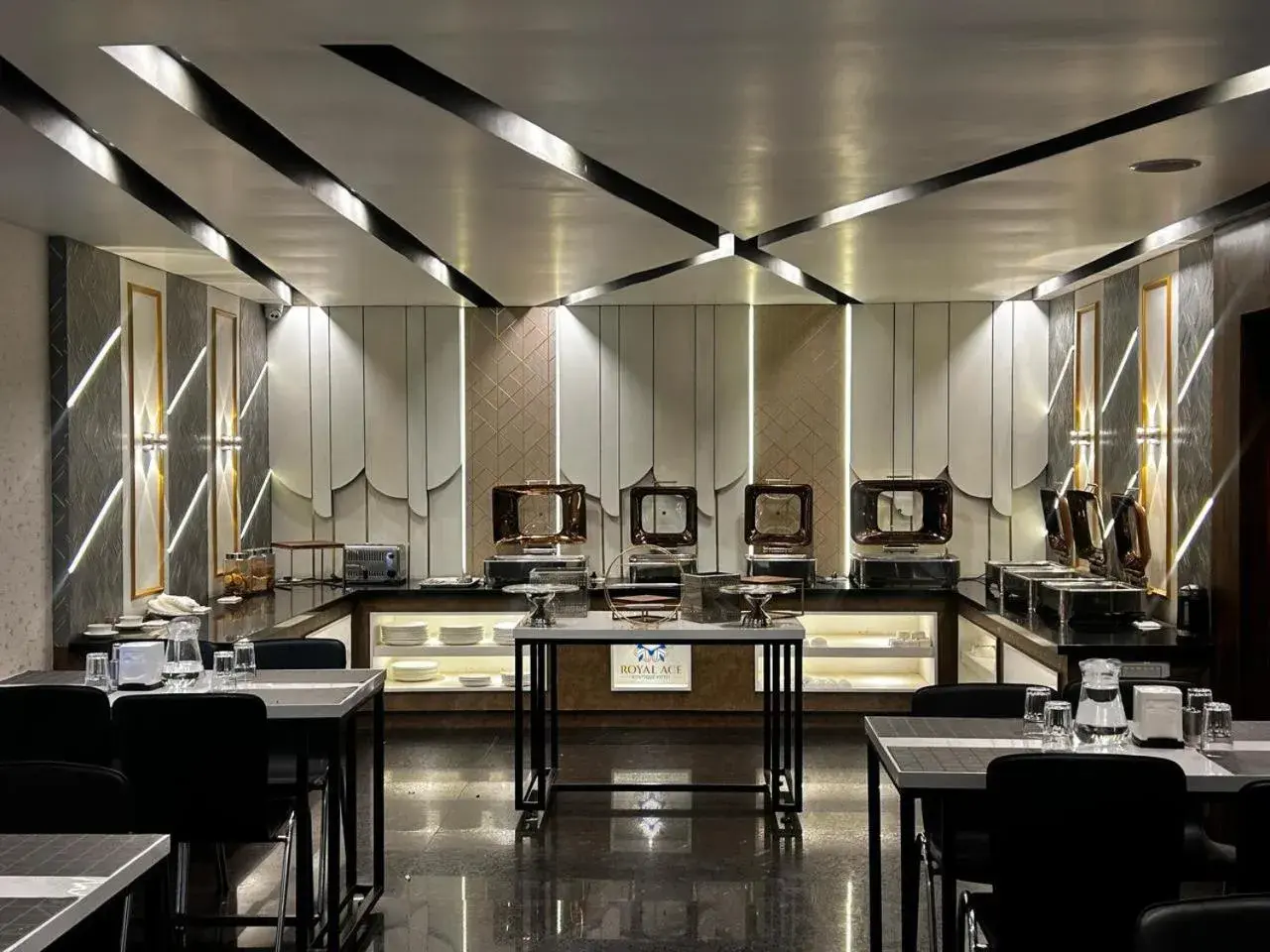 Restaurant/places to eat in ROYAL ACE LUXUR Restaurant/places to eat in ROYAL ACE LUXUR