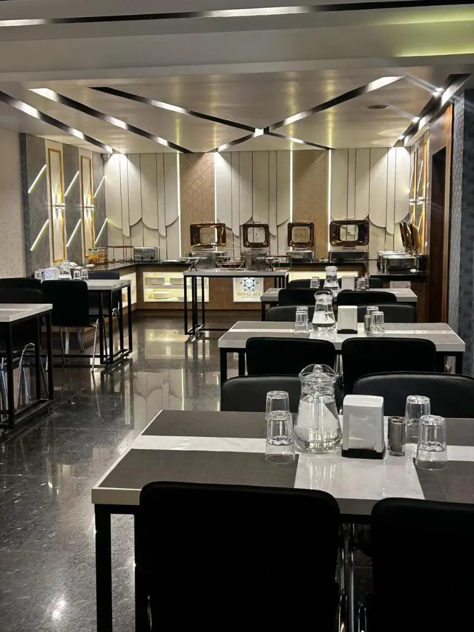 Restaurant/places to eat in ROYAL ACE LUXUR Restaurant/places to eat in ROYAL ACE LUXUR