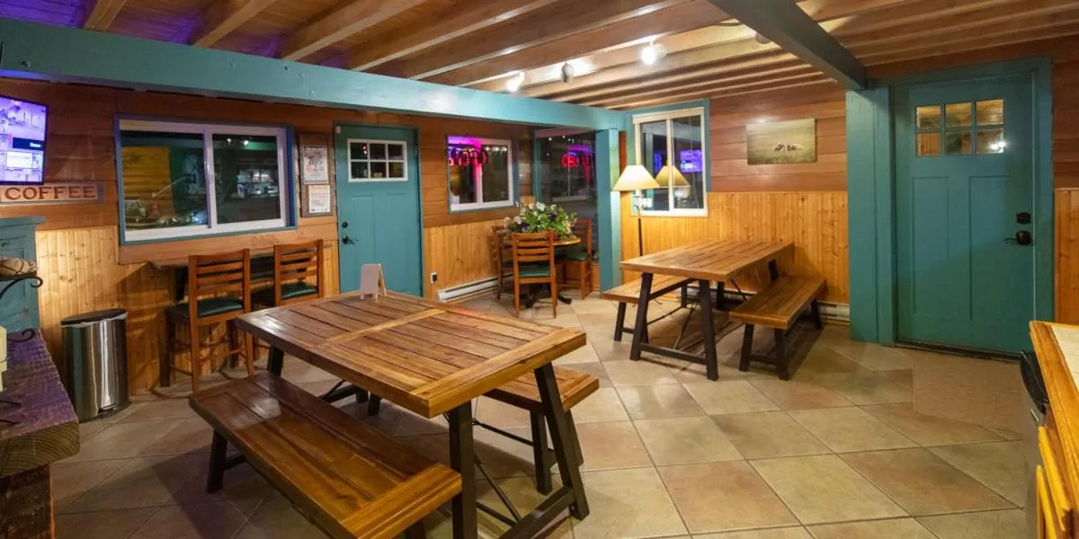 Communal lounge/ TV room in Ouray Inn