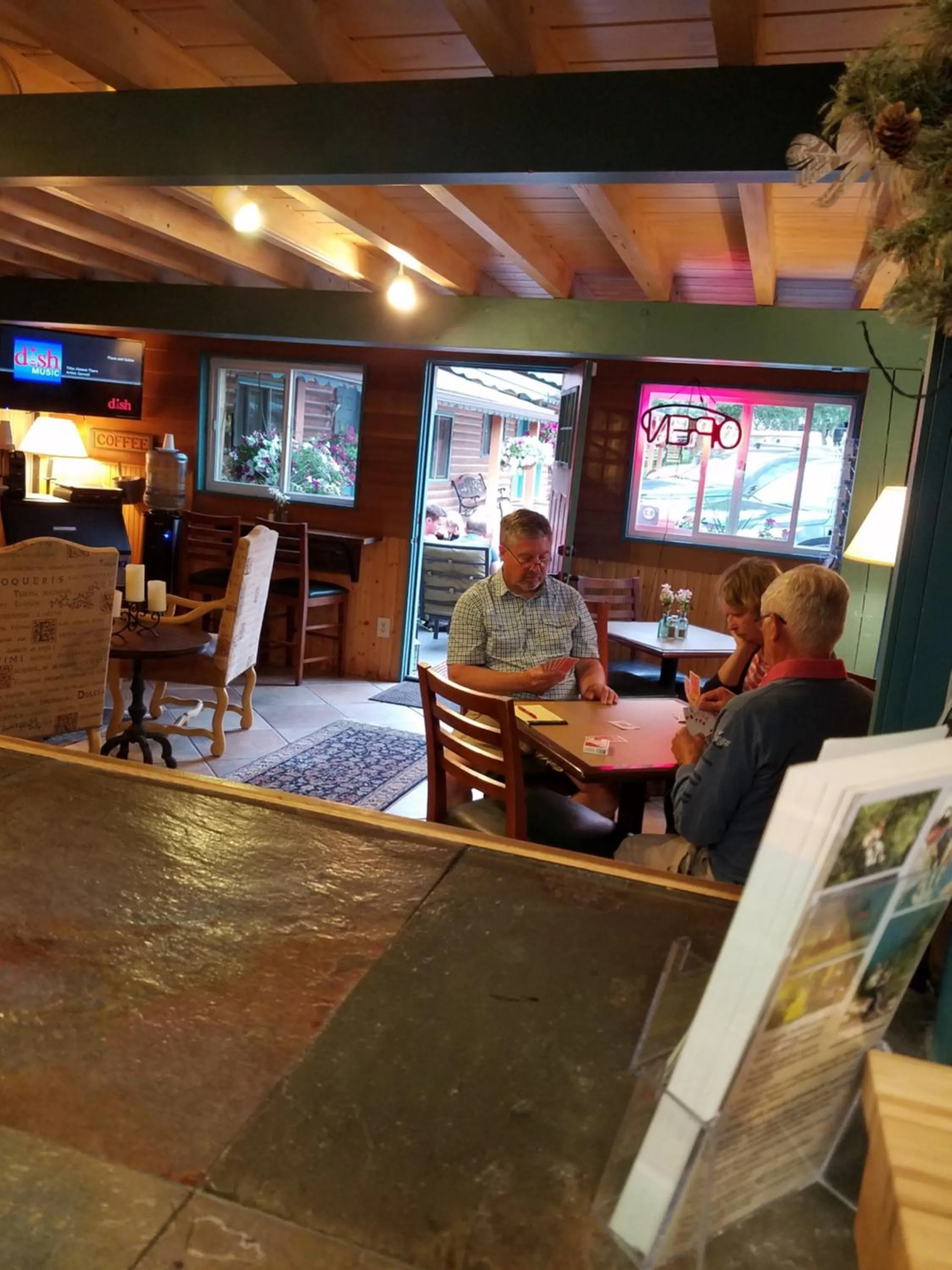 Communal lounge/ TV room in Ouray Inn