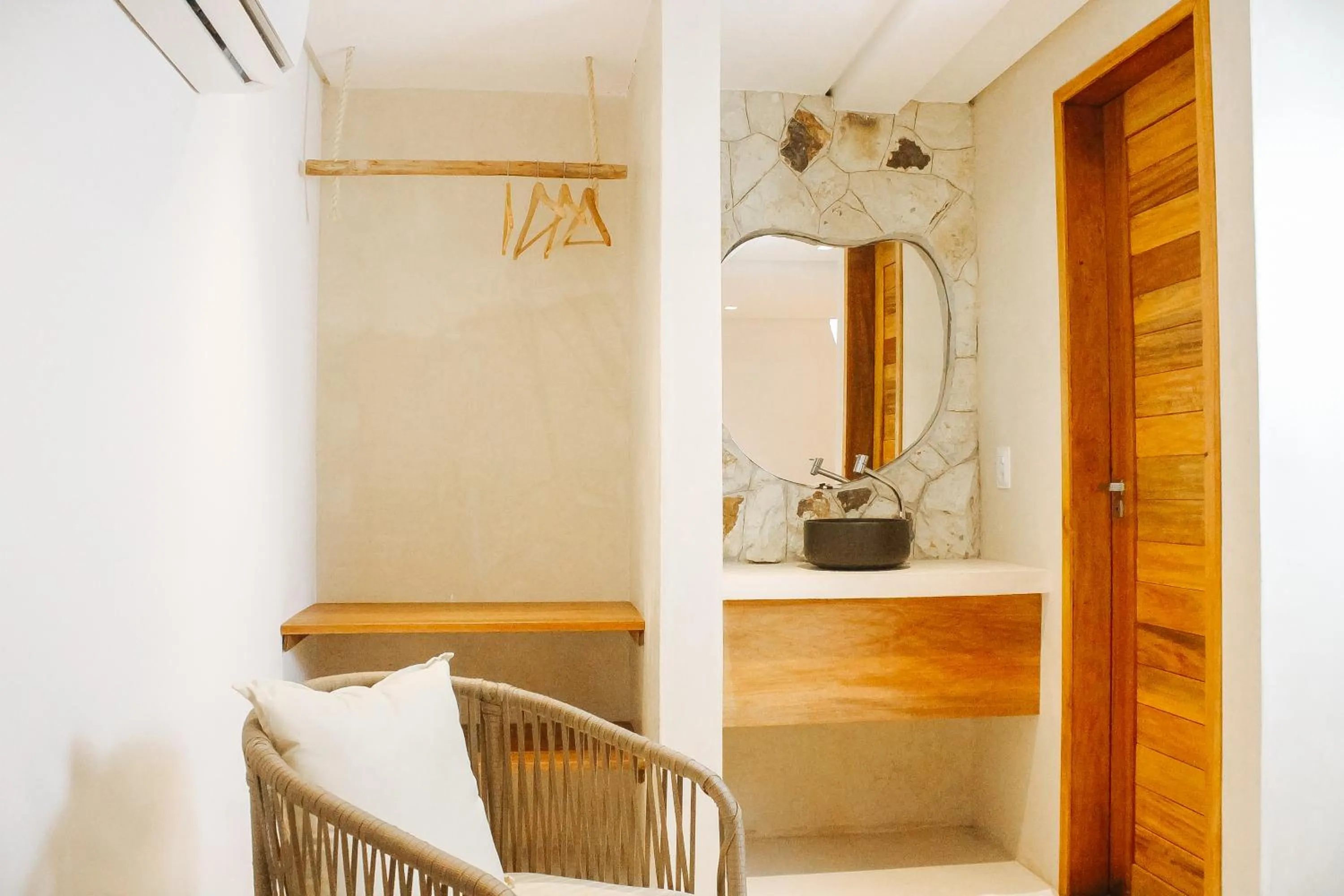 wardrobe in Pousada Vila de Pedra