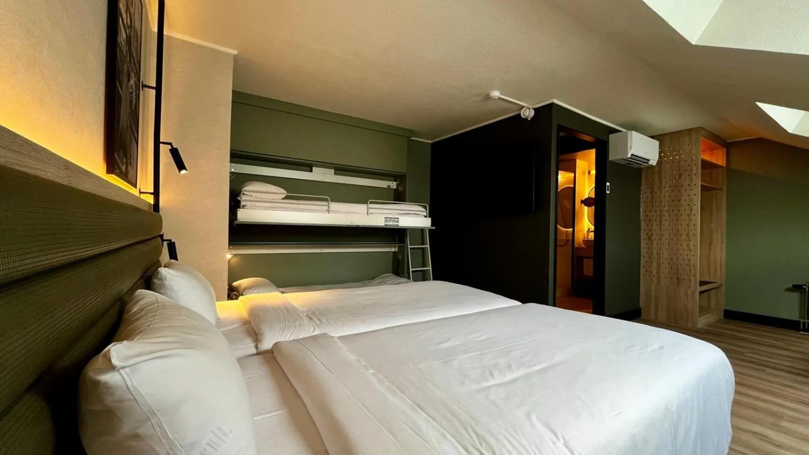Bedroom, Bed in Campanile Hotel & Restaurant Zwolle