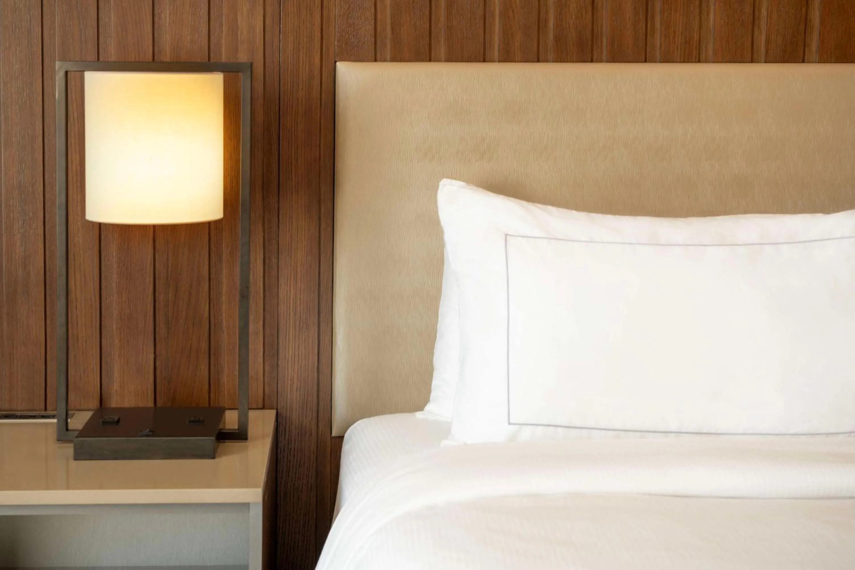 Bed in DoubleTree by Hilton San Bernardino