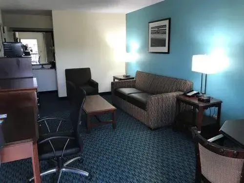 Living room, Seating Area in Baymont Inn & Suites by Wyndham Florence
