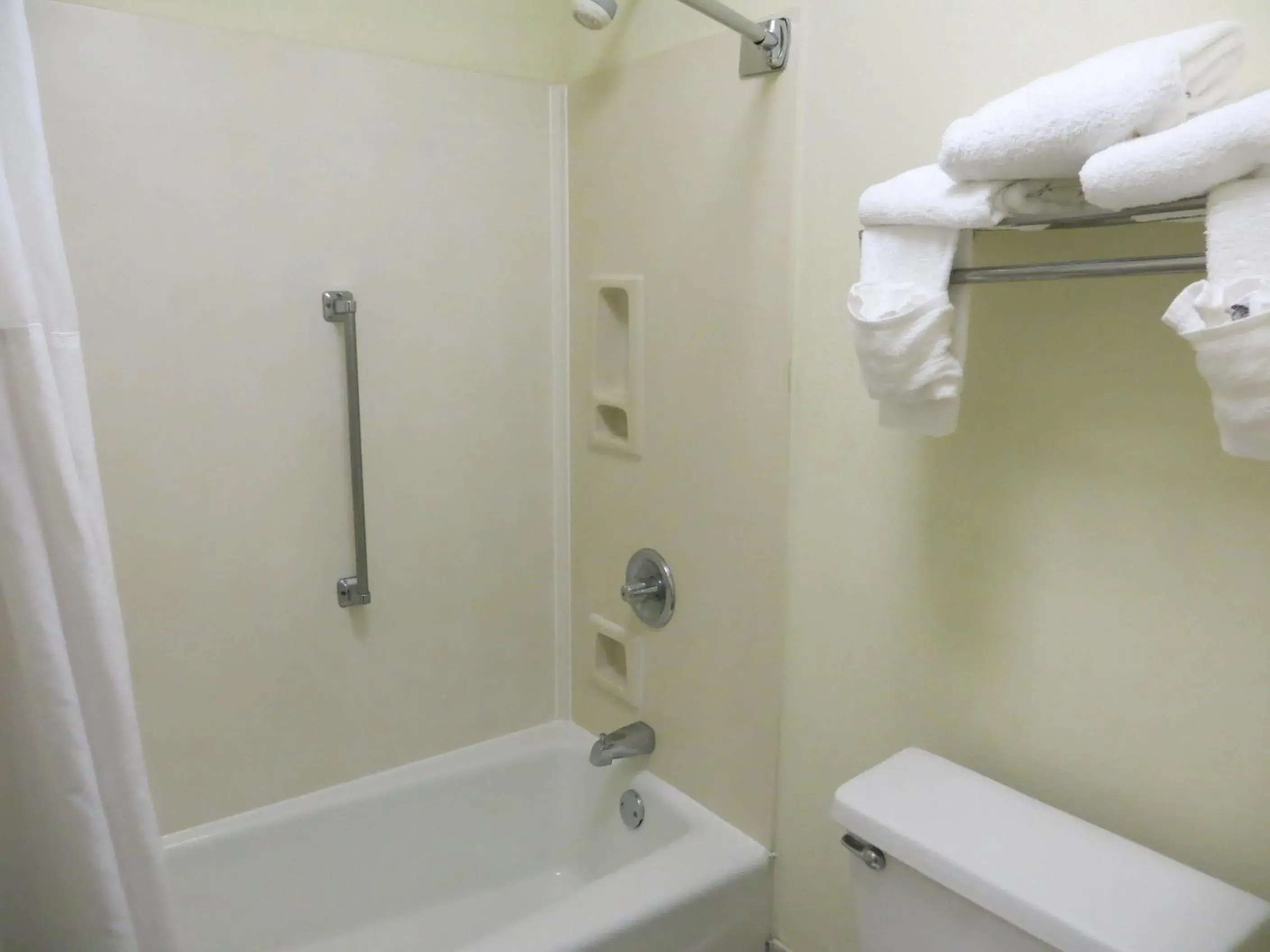 Hot Tub, Bathroom in Baymont Inn & Suites by Wyndham Florence