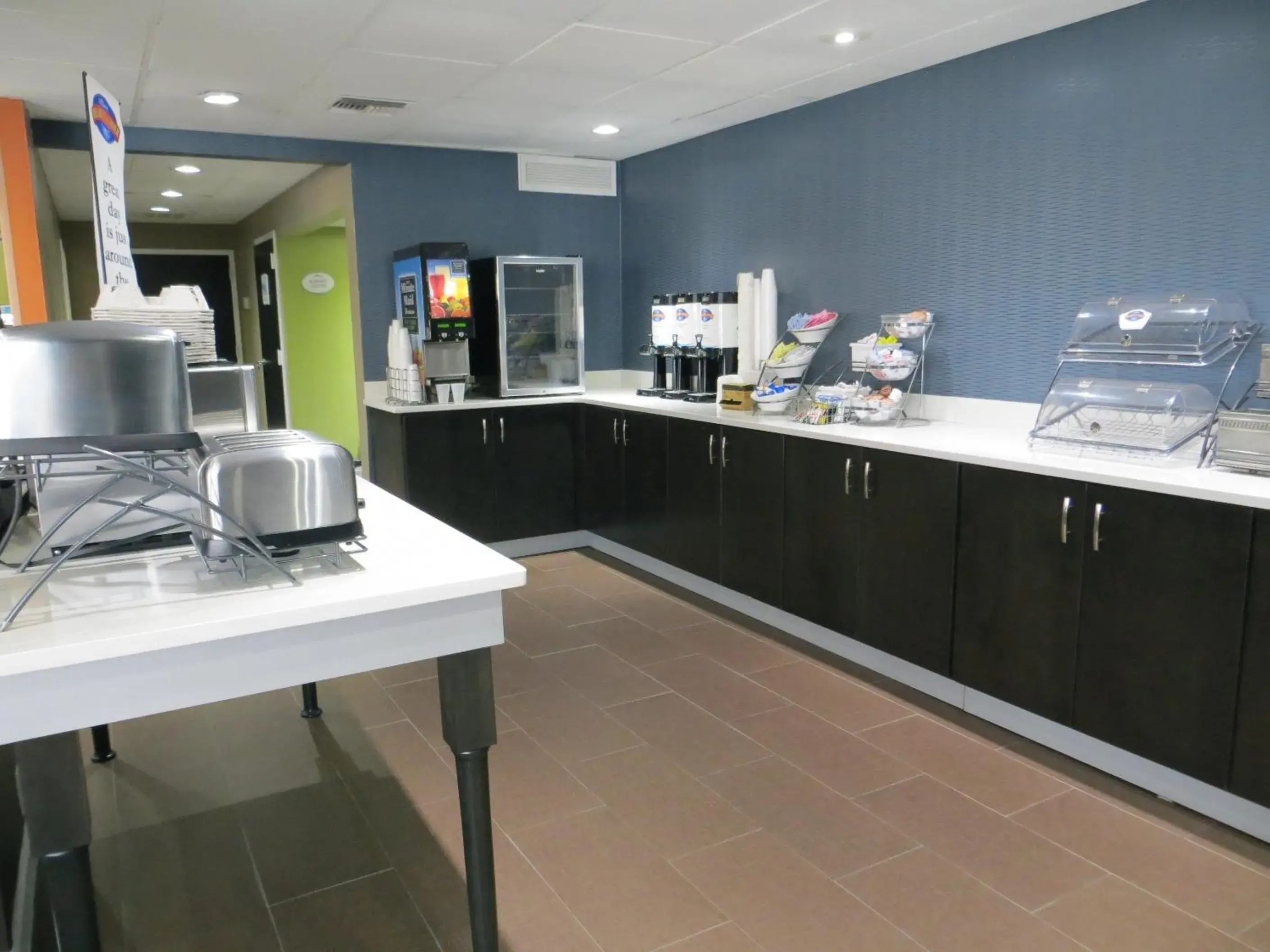 Food, Kitchen/Kitchenette in Baymont Inn & Suites by Wyndham Florence