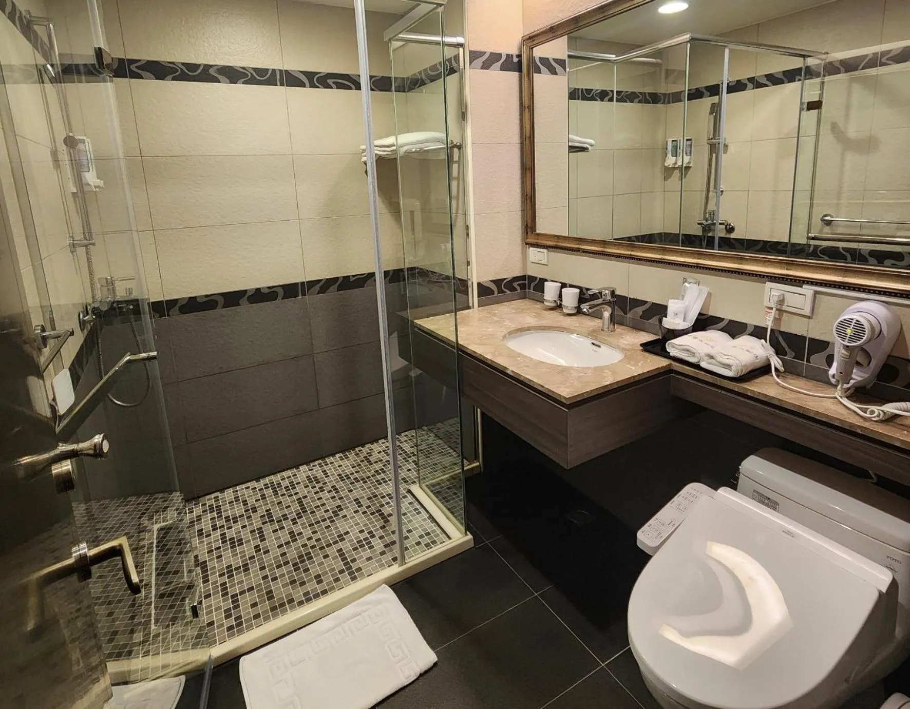 Bathroom in Royal Guest Hotel