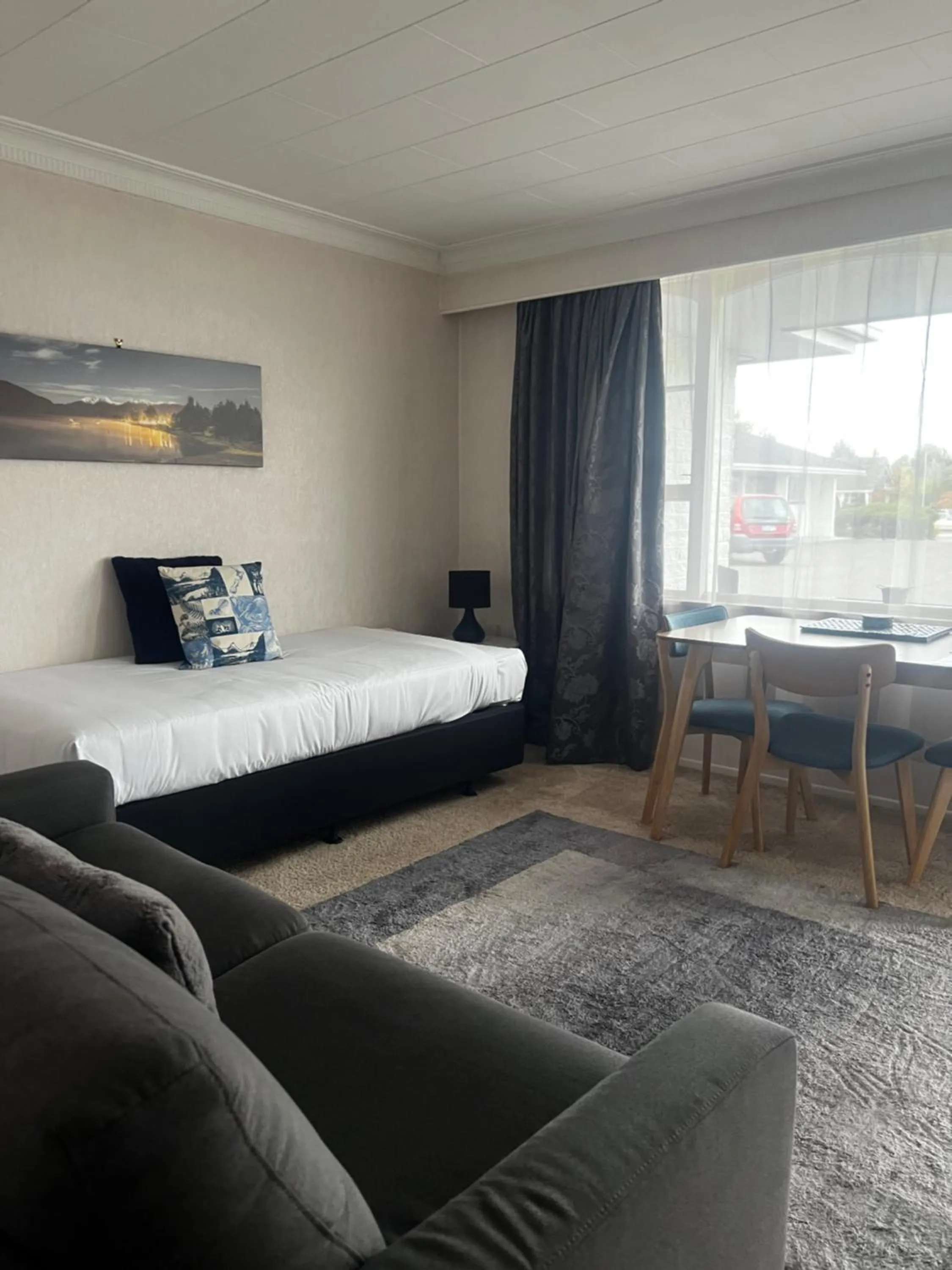 Seating area, Bed in ASURE Surrey Court Motel Invercargill