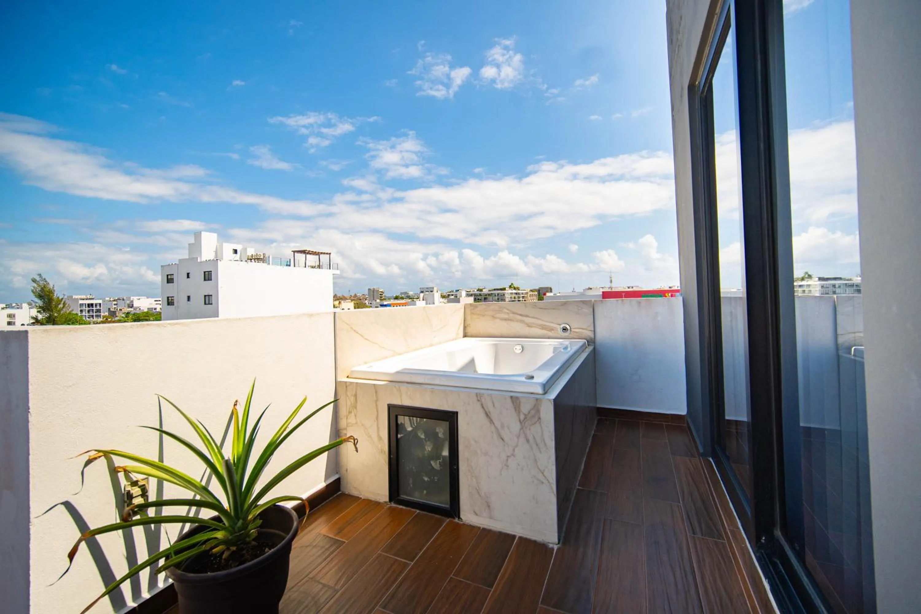 Hot Tub in 501PH - Spacious apartment in the center, only 10 minutes walking distance to the beaches