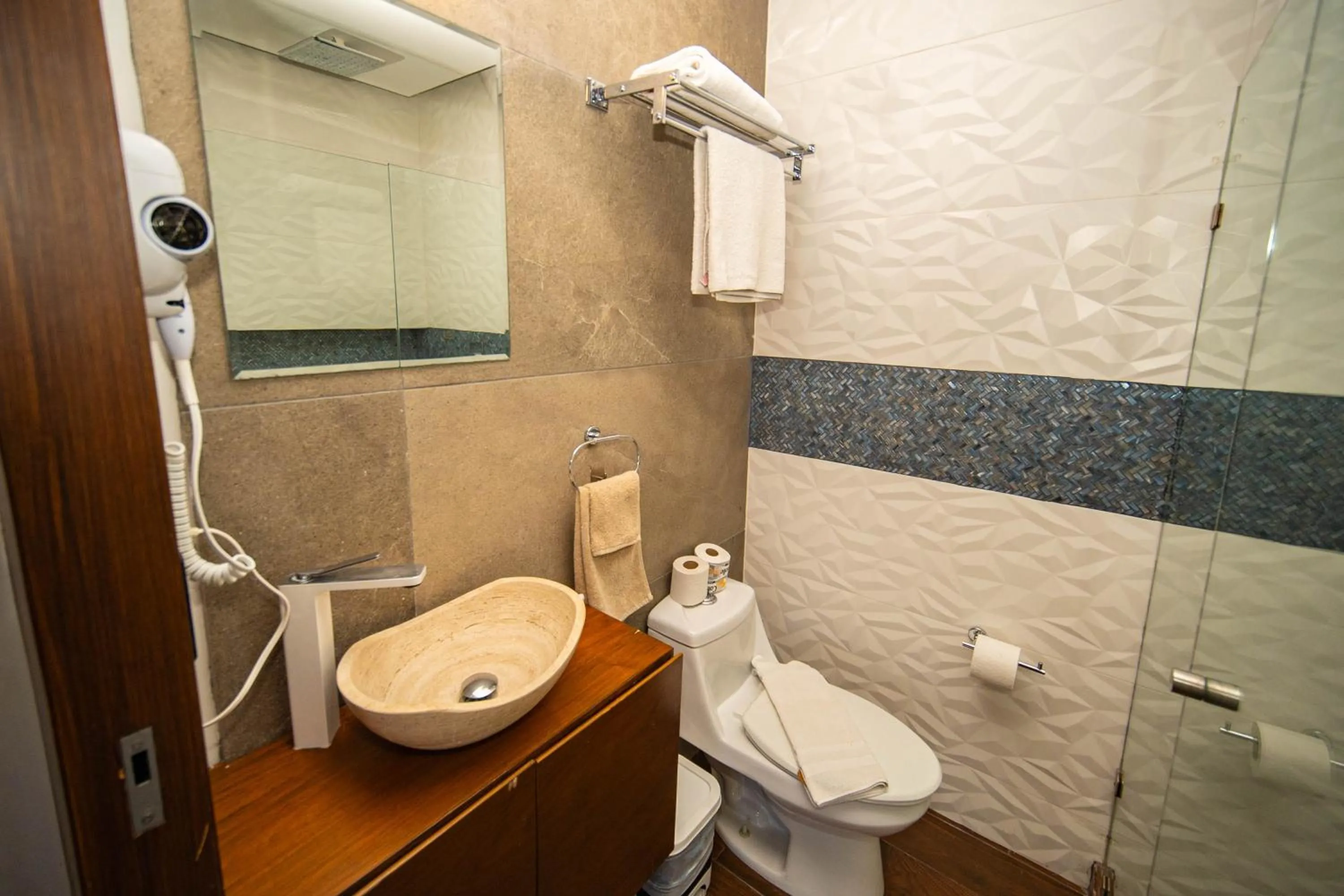 Shower in 501PH - Spacious apartment in the center, only 10 minutes walking distance to the beaches