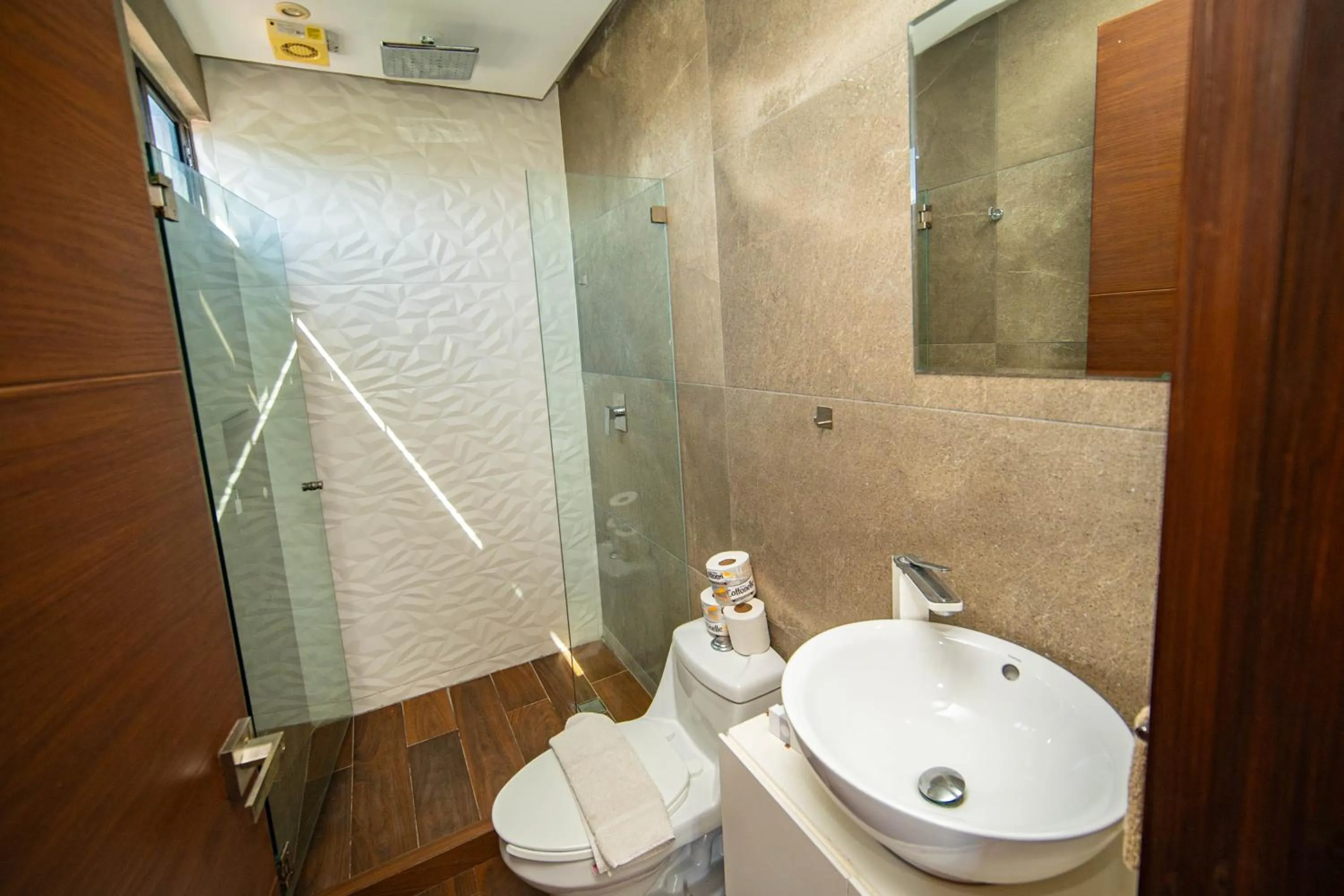 Shower in 501PH - Spacious apartment in the center, only 10 minutes walking distance to the beaches