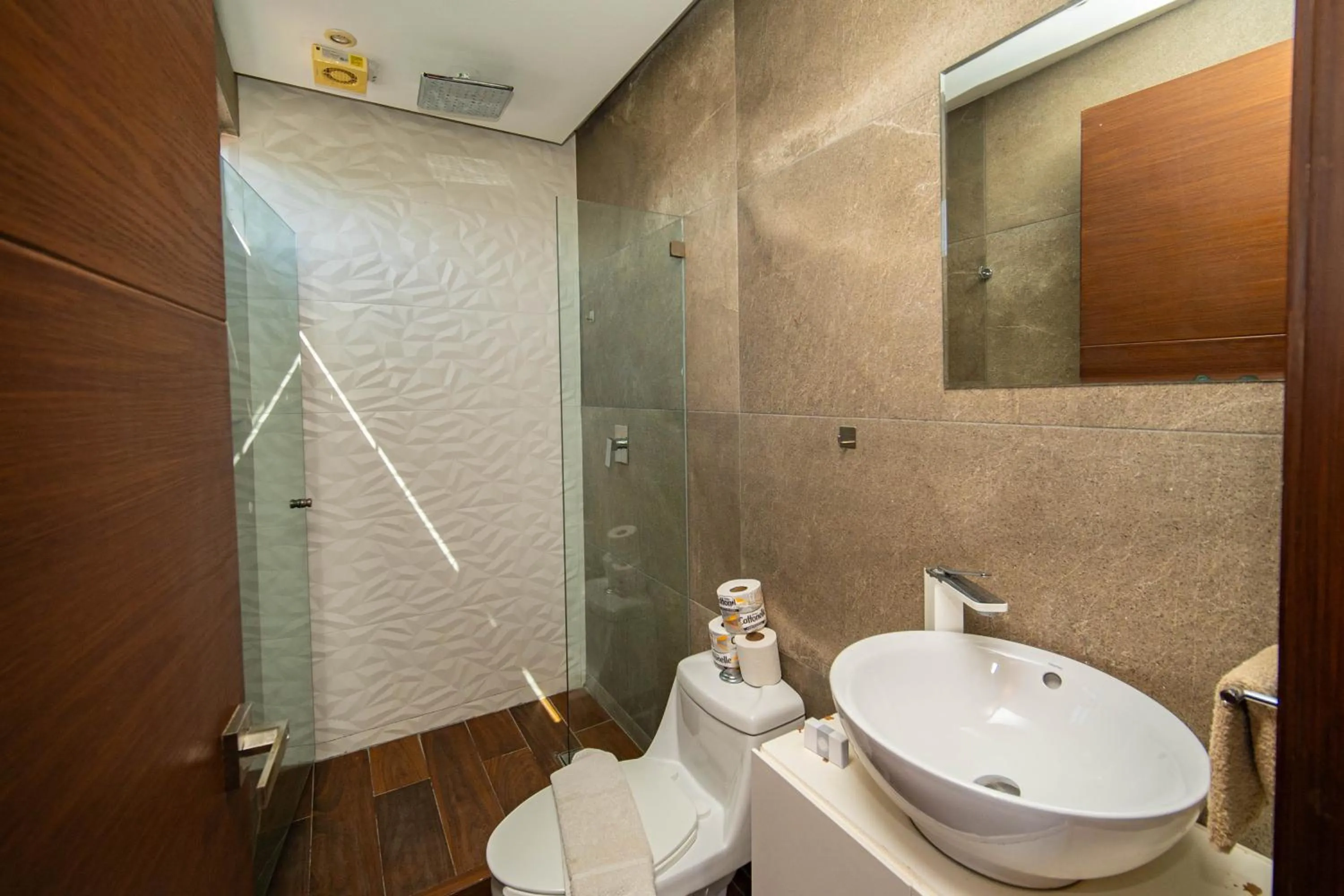 Shower in 501PH - Spacious apartment in the center, only 10 minutes walking distance to the beaches