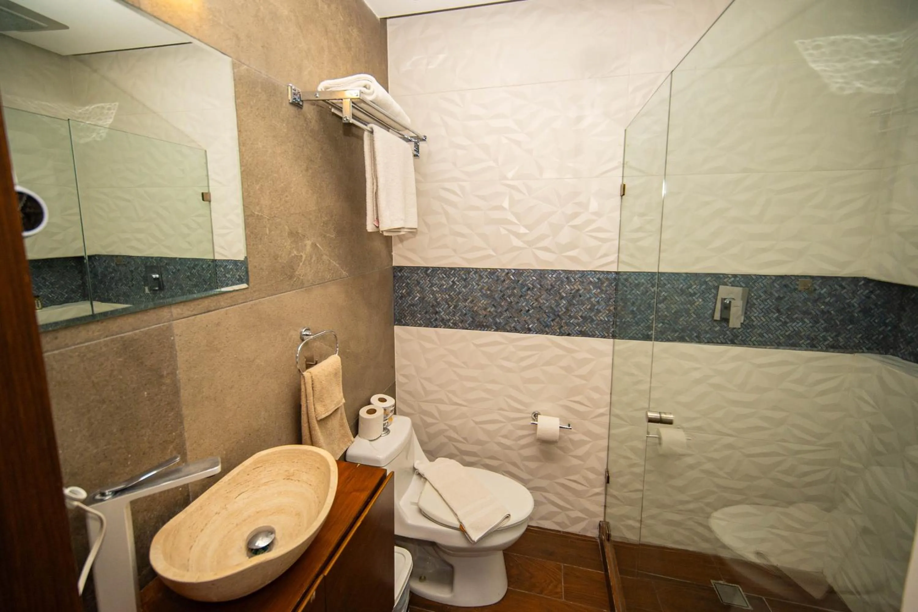 Shower in 501PH - Spacious apartment in the center, only 10 minutes walking distance to the beaches