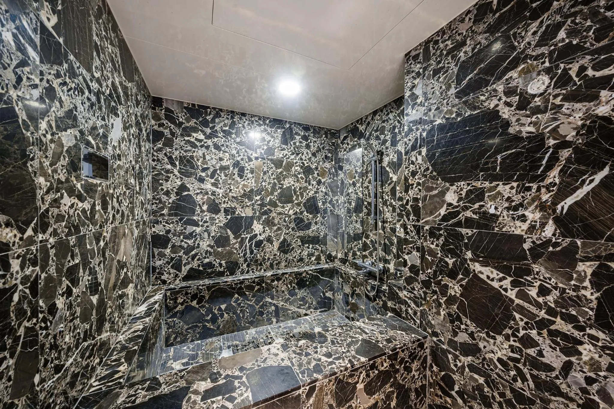 Shower in H-AVENUE Hotel Yeoksam