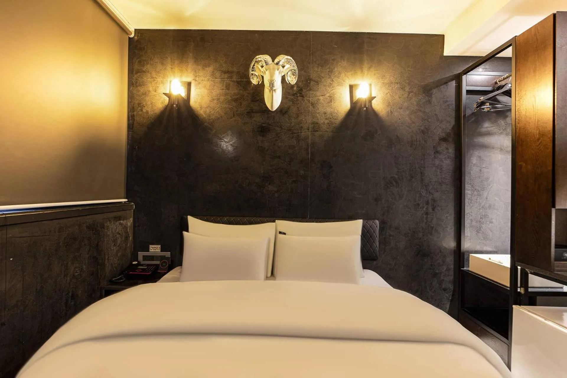 Bed in H-AVENUE Hotel Yeoksam