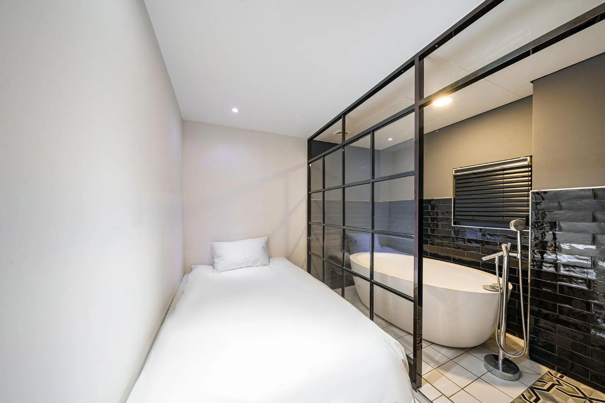 Shower, Bed in H-AVENUE Hotel Yeoksam