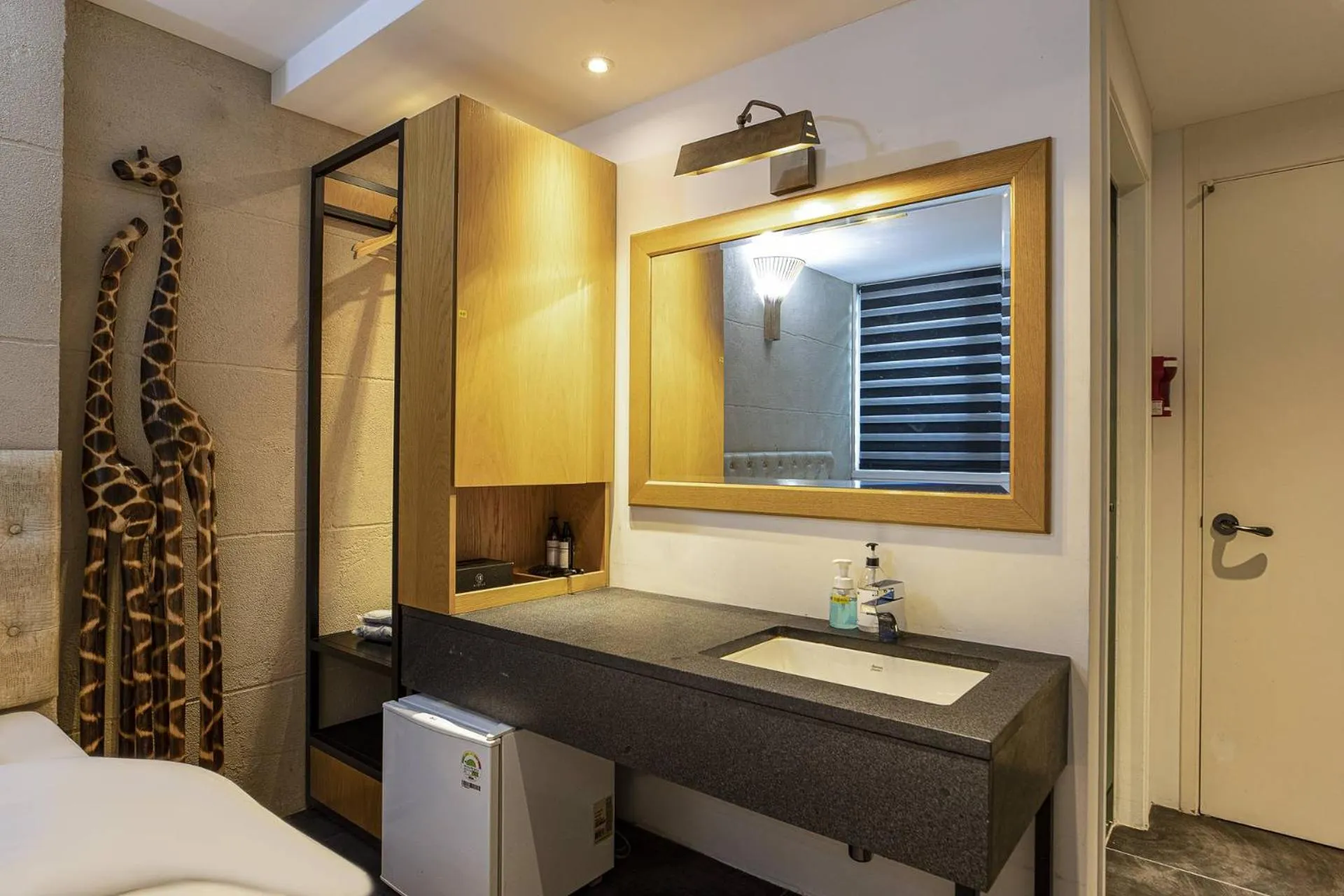 Decorative detail, Bed in H-AVENUE Hotel Yeoksam