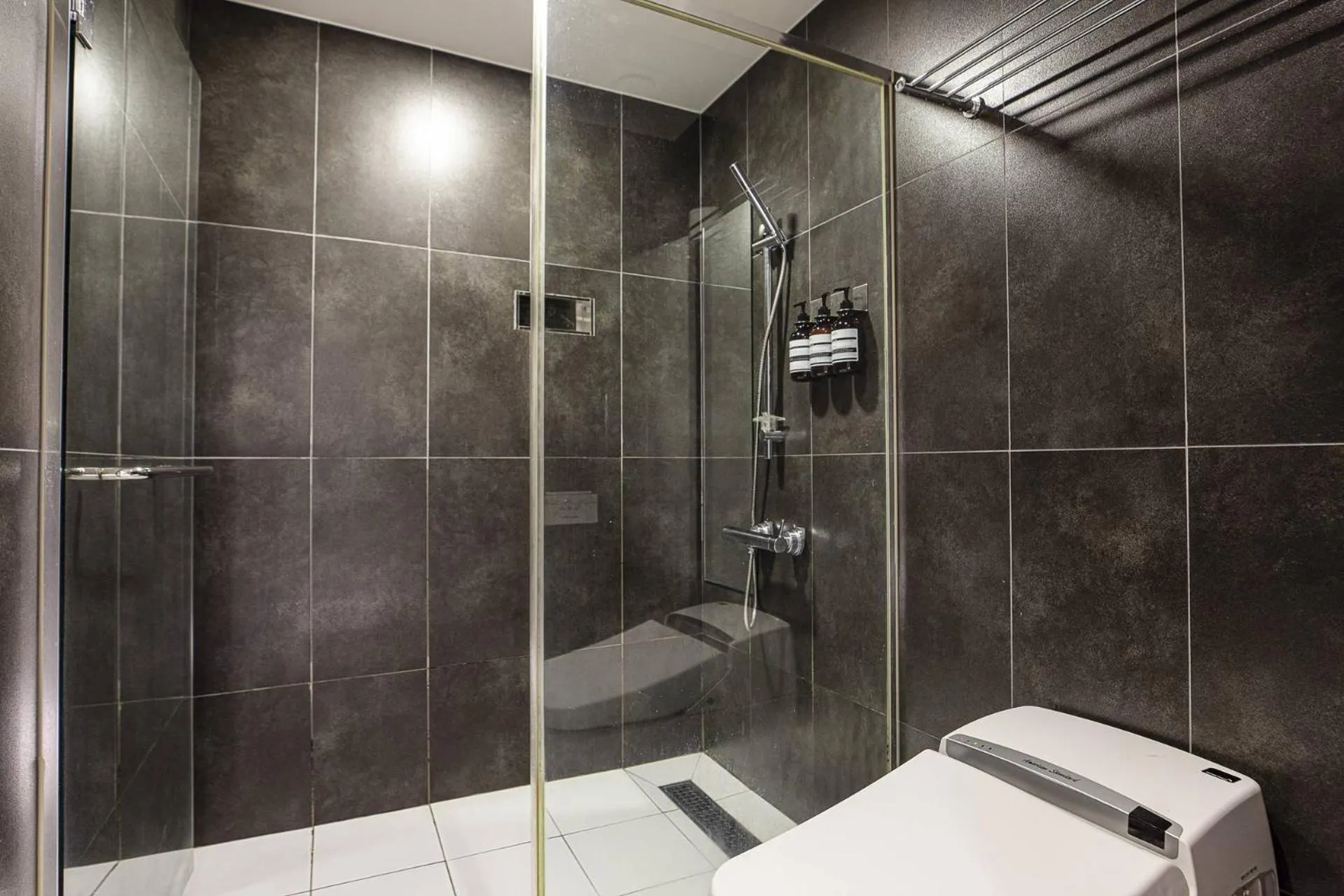 Toilet in H-AVENUE Hotel Yeoksam