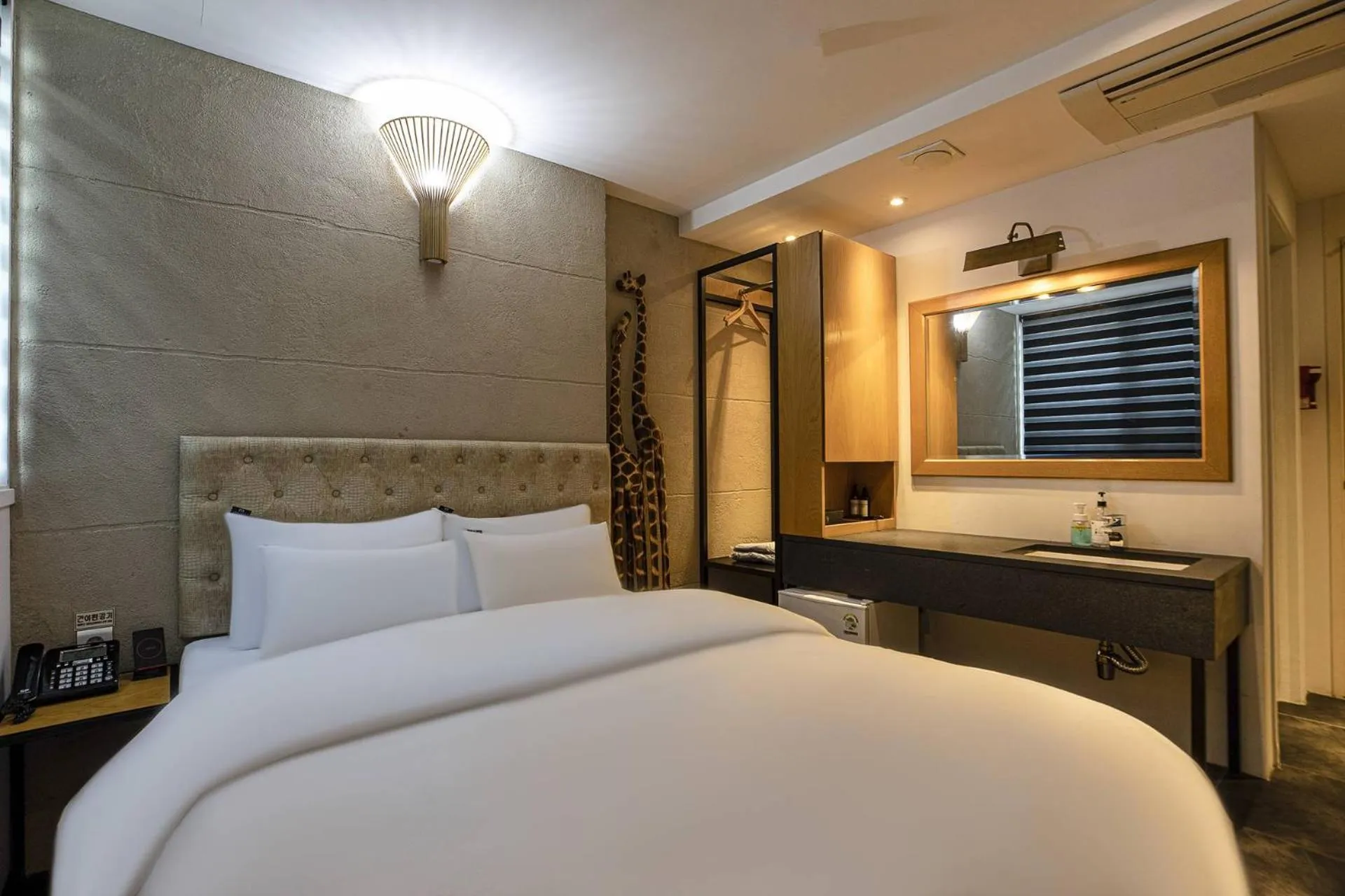 Decorative detail, Bed in H-AVENUE Hotel Yeoksam