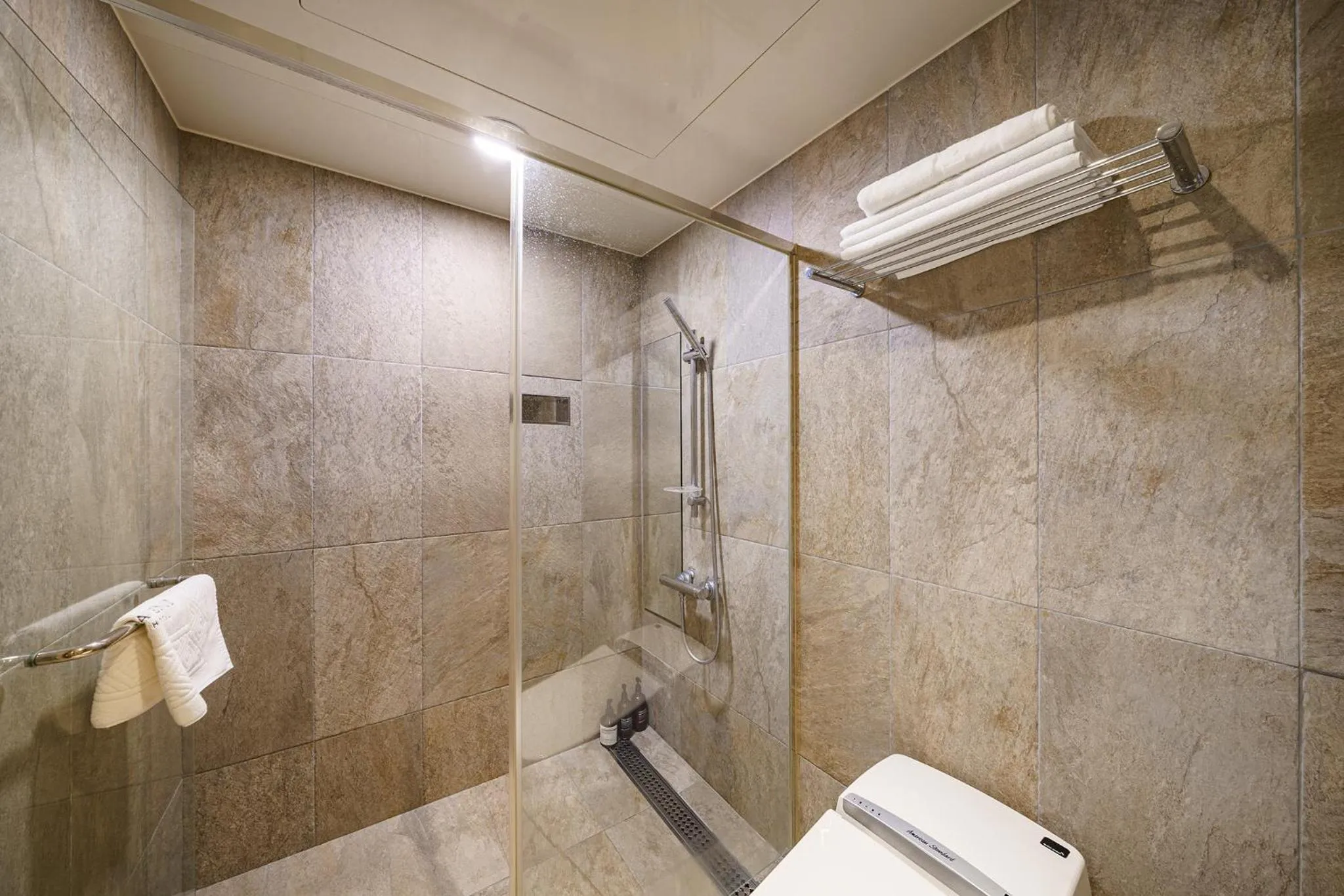 Shower in H-AVENUE Hotel Yeoksam