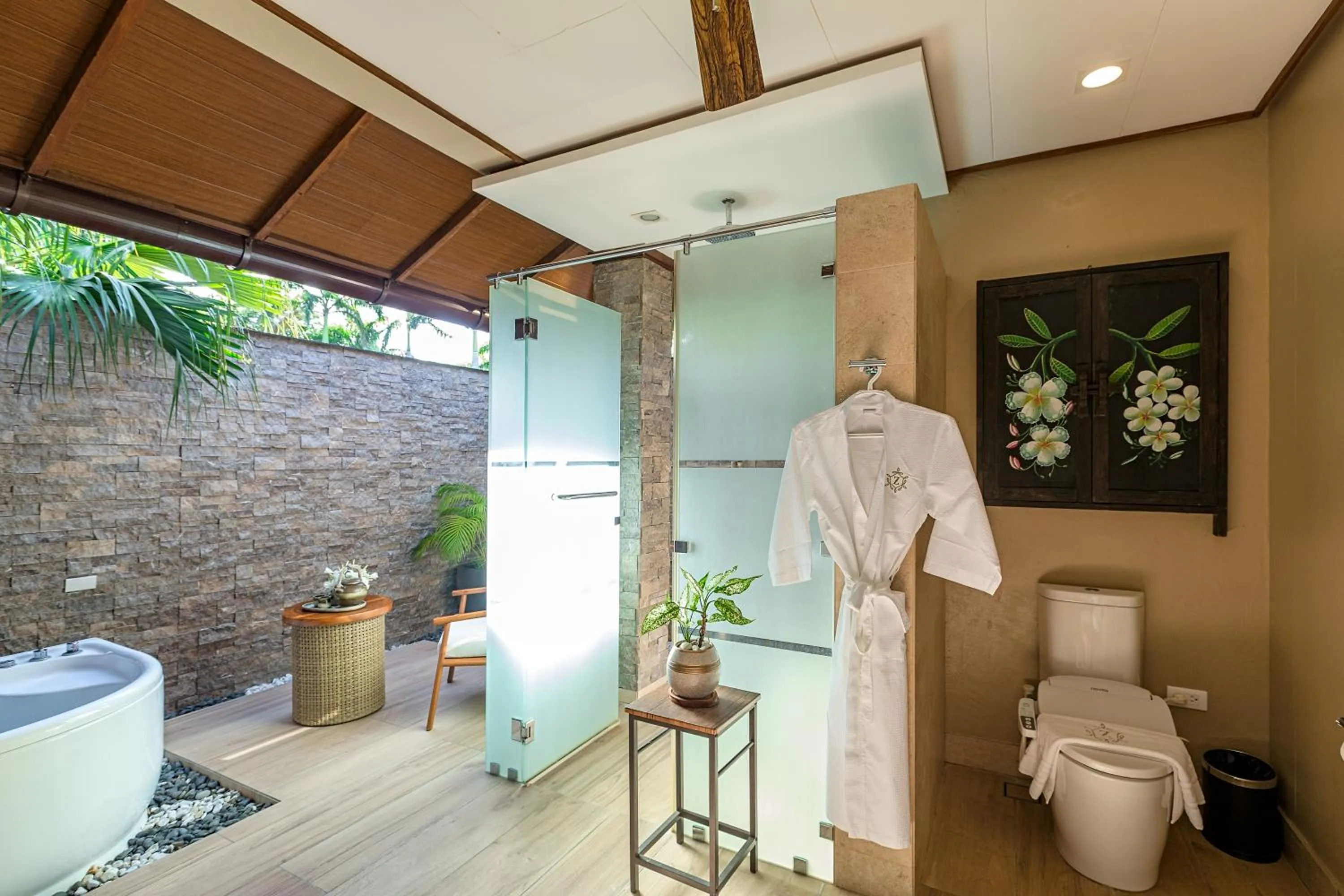 Shower in El Jardin de Zaida