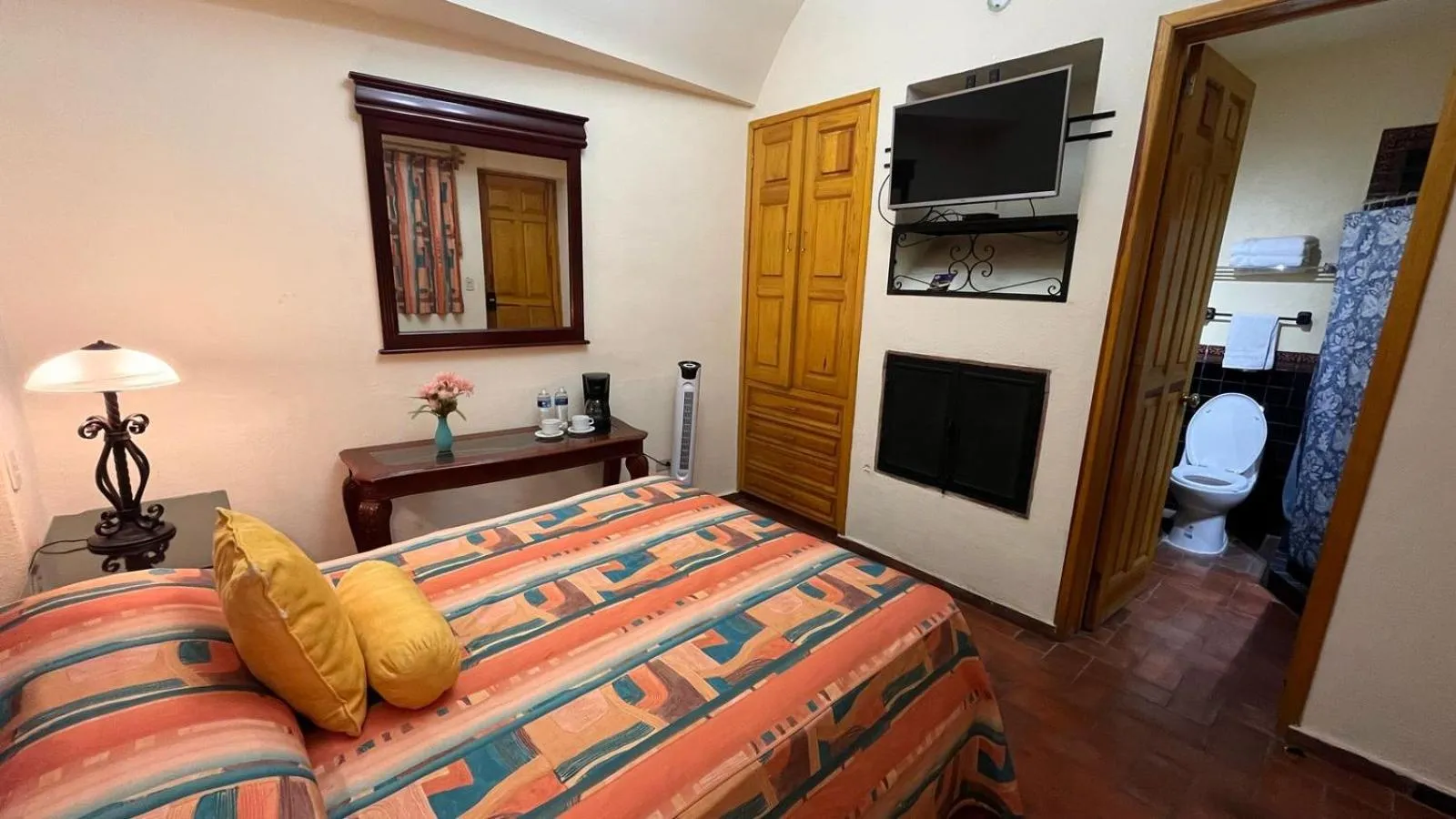 Bathroom, Bed in Hotel Antigua Casa de Piedra