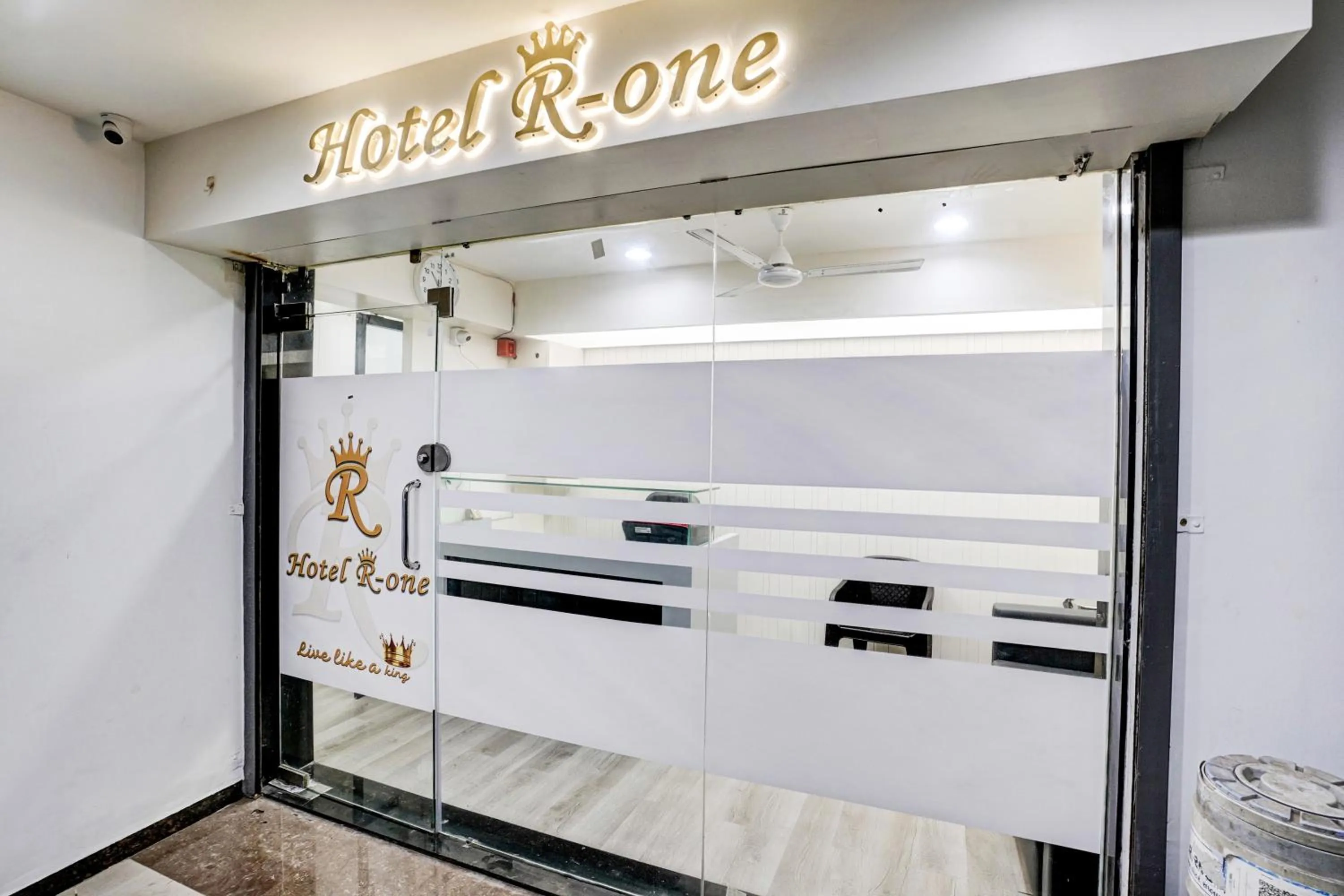 Facade/entrance in OYO Hotel R-one