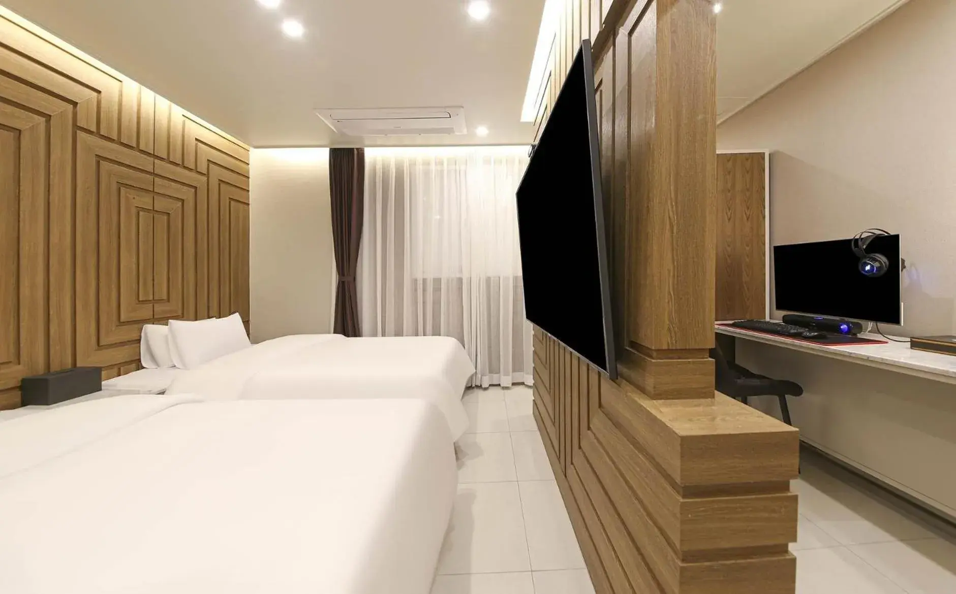 Communal lounge/ TV room, Bed in Brown Dot Hotel Sinan Communal lounge/ TV room, Bed in Brown Dot Hotel Sinan
