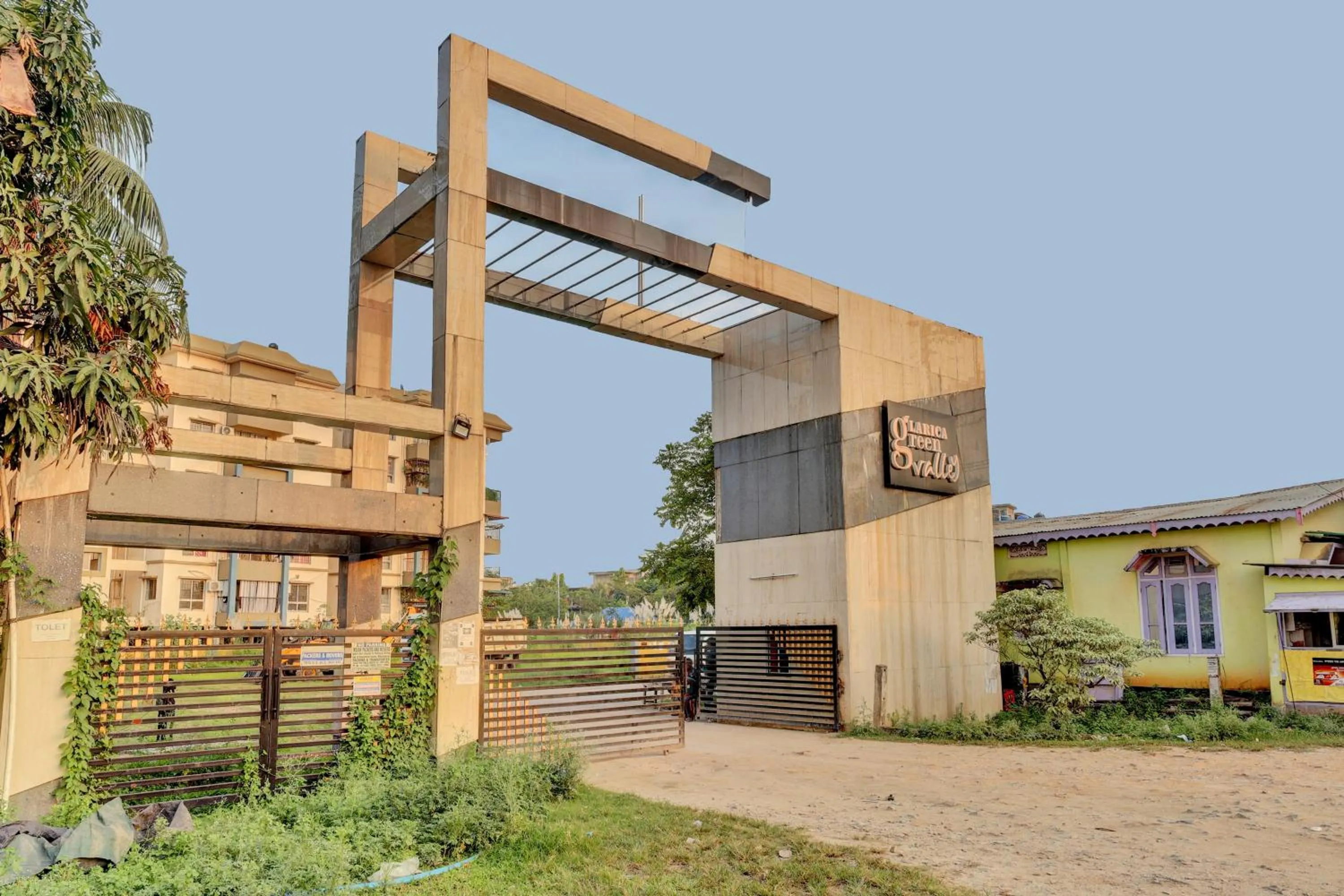 Facade/entrance in OYO Flagship Larica Green Valley
