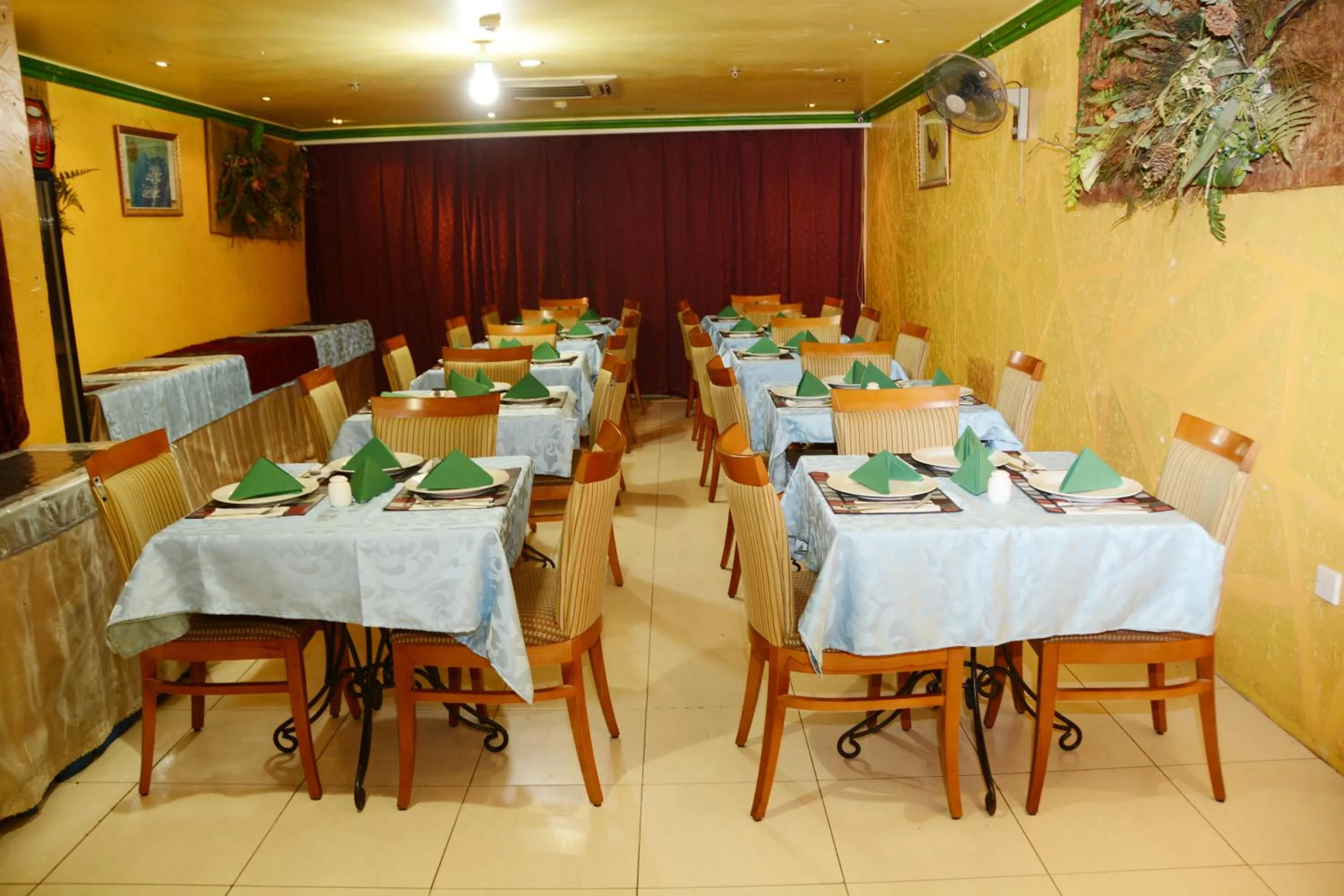Restaurant/places to eat in Anwar Al Deafah Hotel