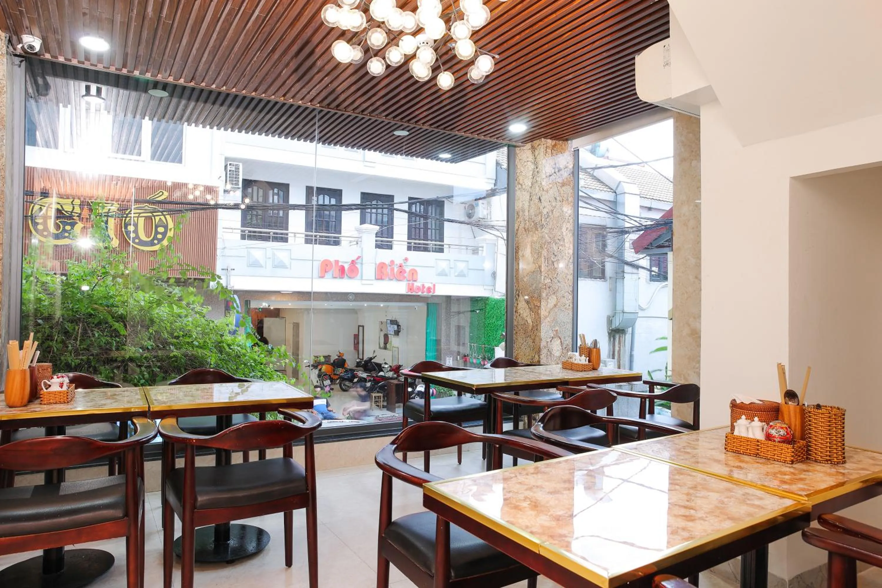 Restaurant/places to eat in Azura Gold Hotel & Apartment