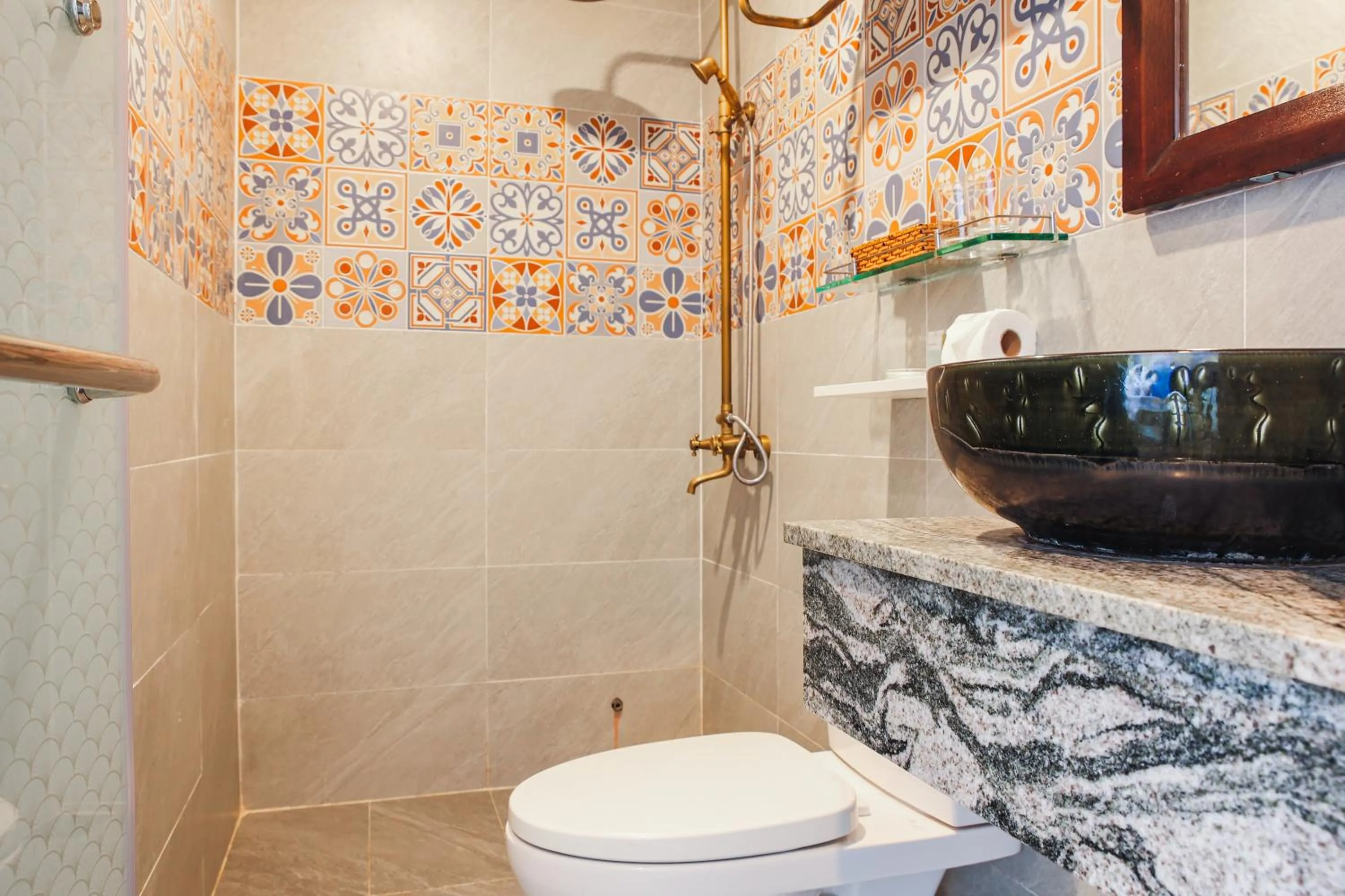 Shower in Azura Gold Hotel & Apartment