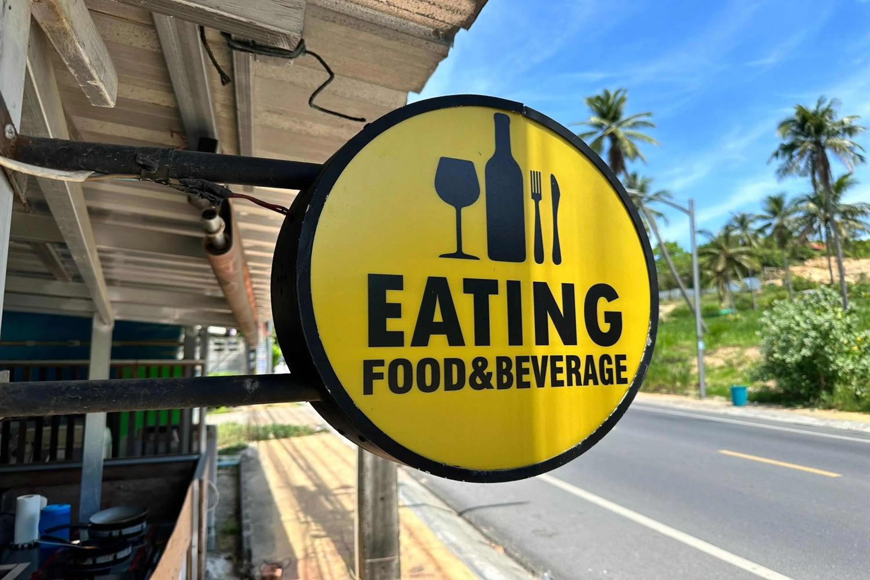 Restaurant/places to eat in Choengmon Residence