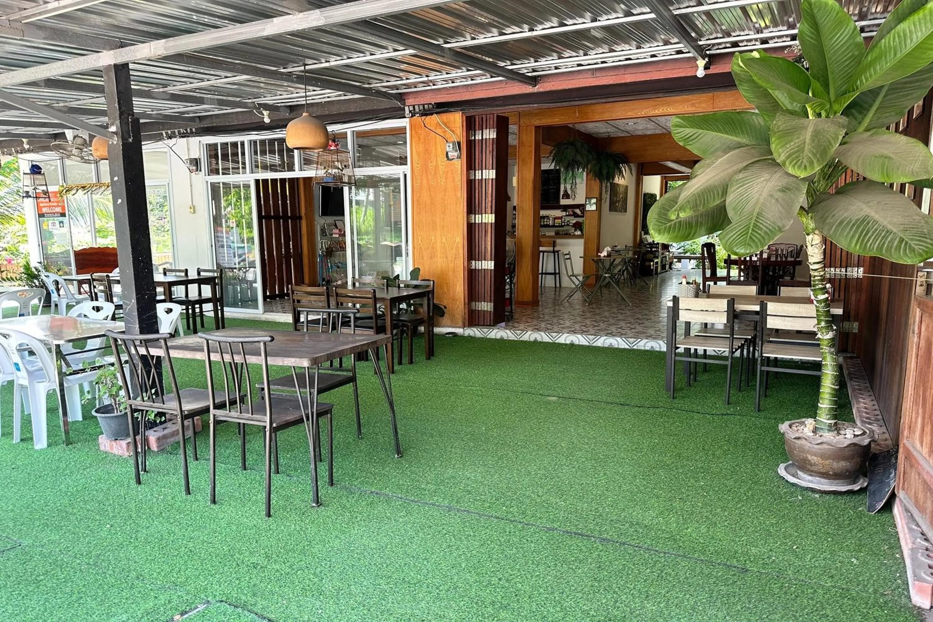 Restaurant/places to eat in Choengmon Residence