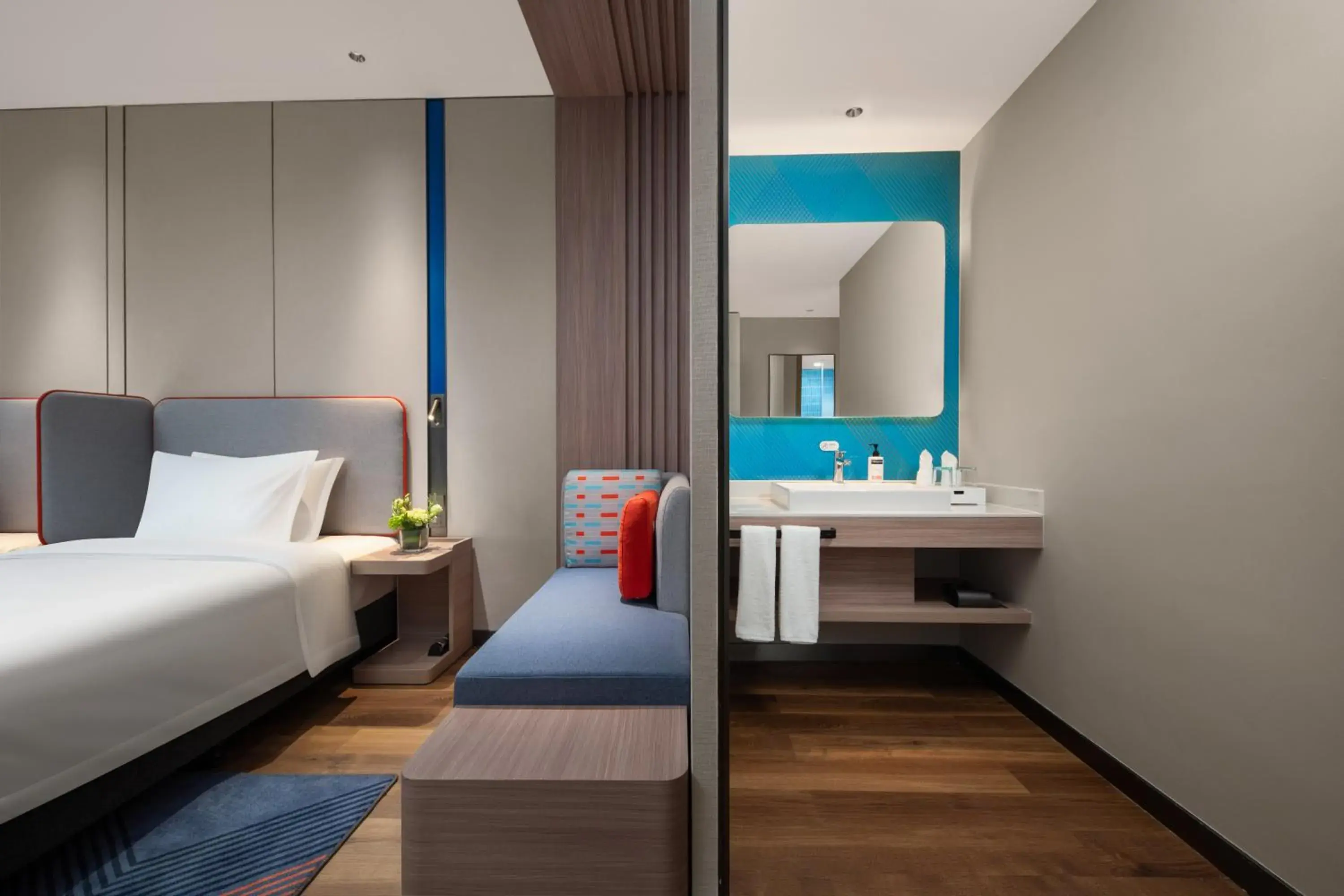 Seating area, Bed in Holiday Inn Express Nanjing Jiangbei Wonhall Mall Seating area, Bed in Holiday Inn Express Nanjing Jiangbei Wonhall Mall