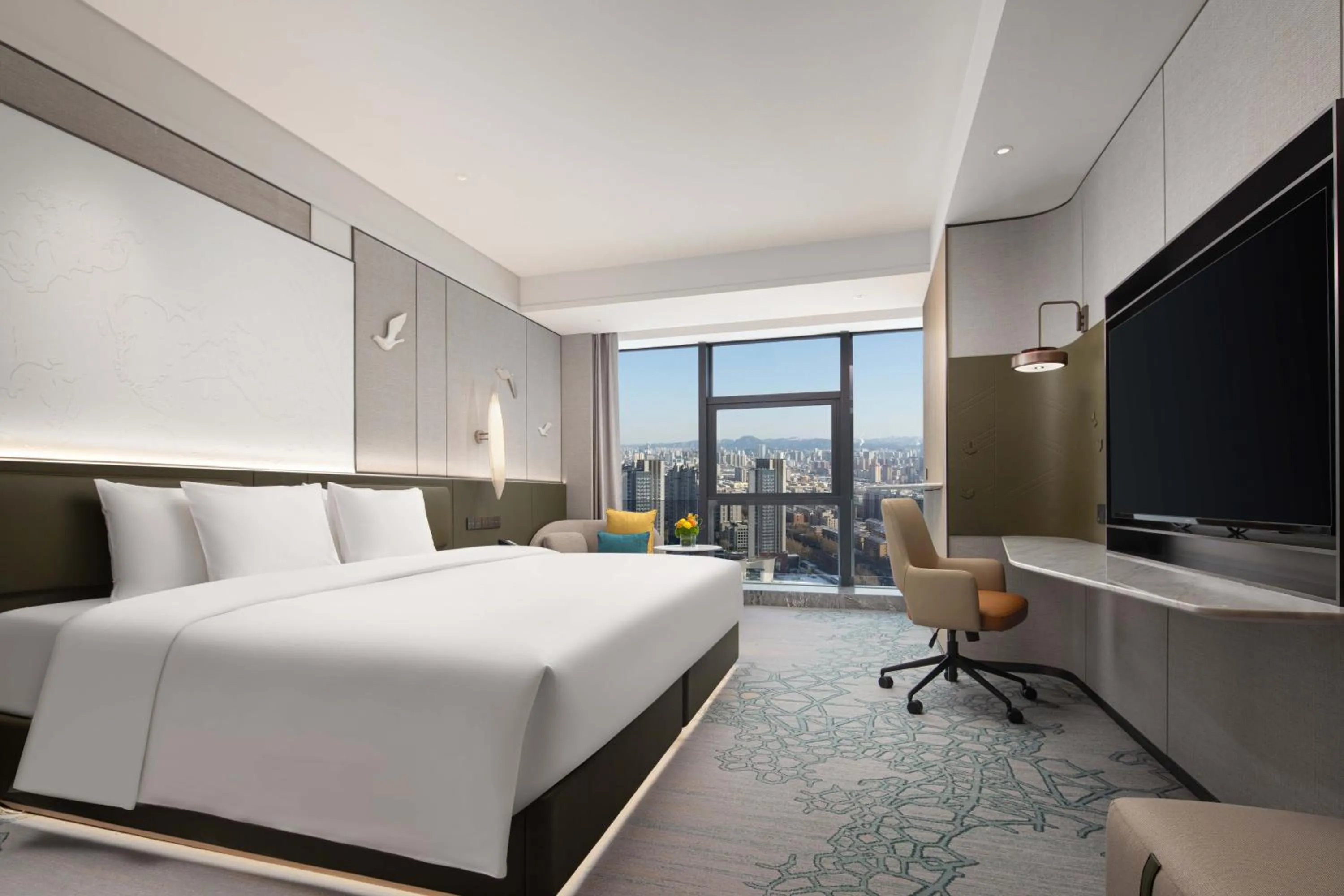 Communal lounge/ TV room, Bed in Crowne Plaza Jinan Runhua by IHG