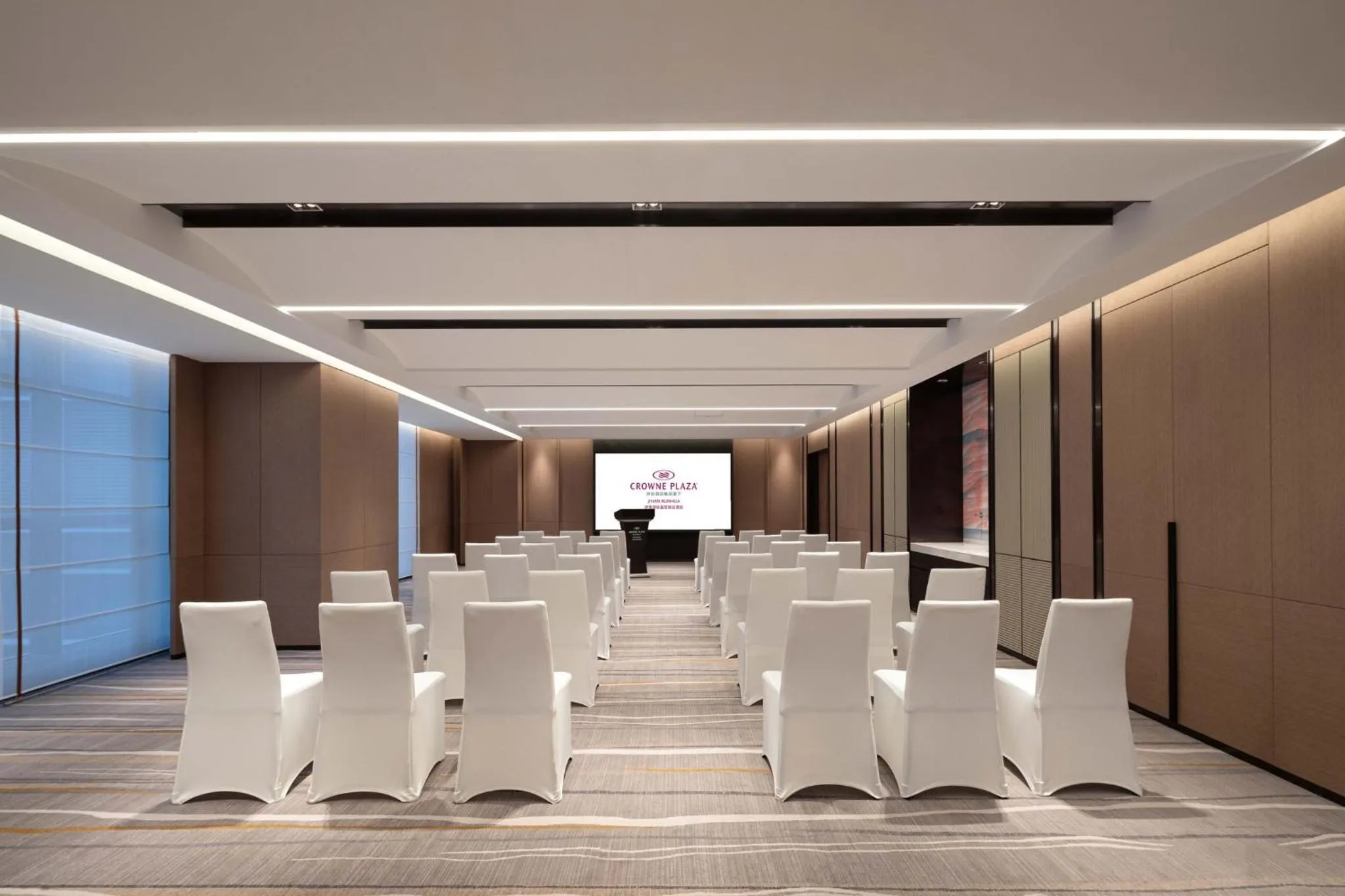 Meeting/conference room in Crowne Plaza Jinan Runhua by IHG