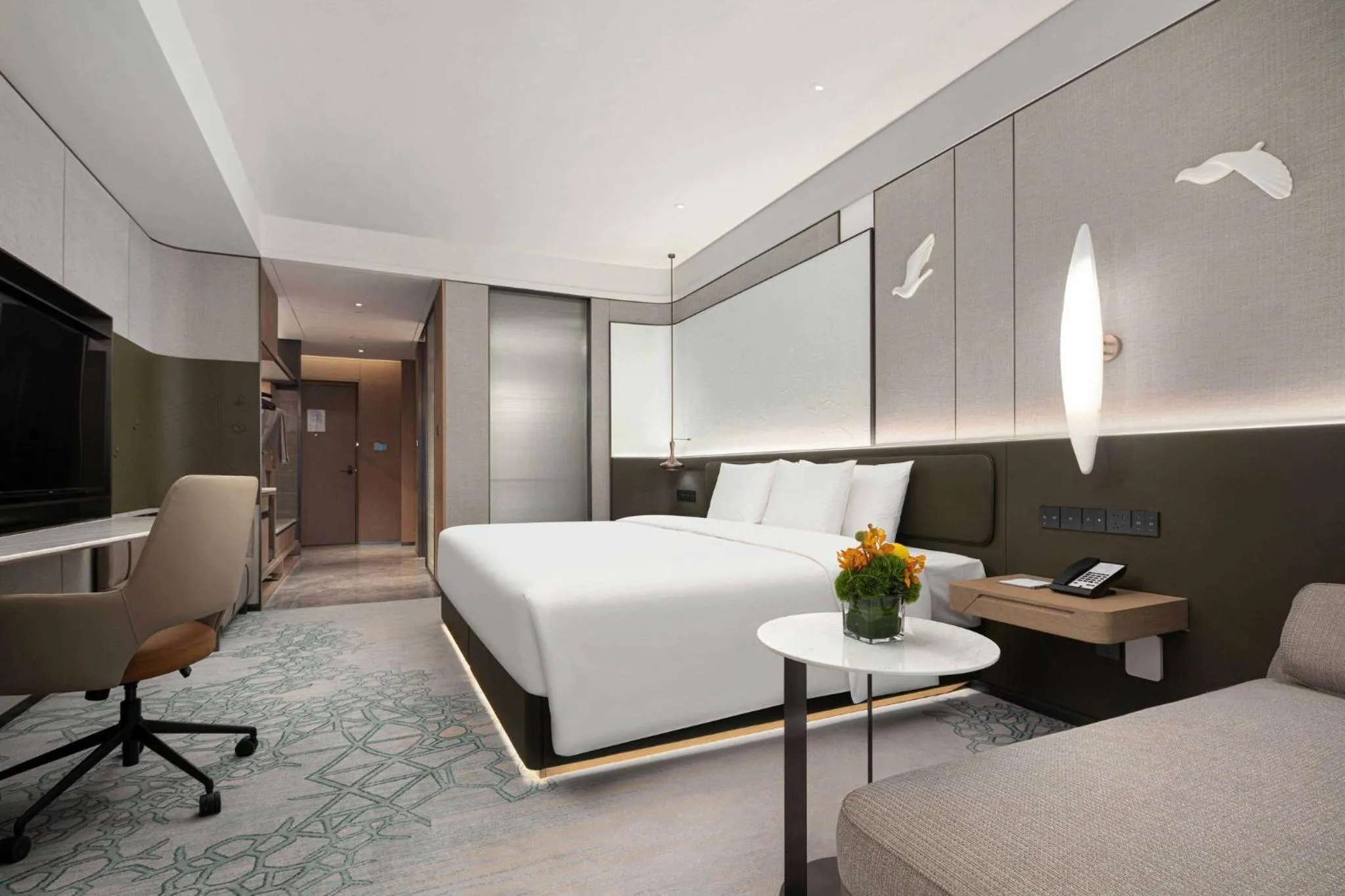 Photo of the whole room, Bed in Crowne Plaza Jinan Runhua by IHG