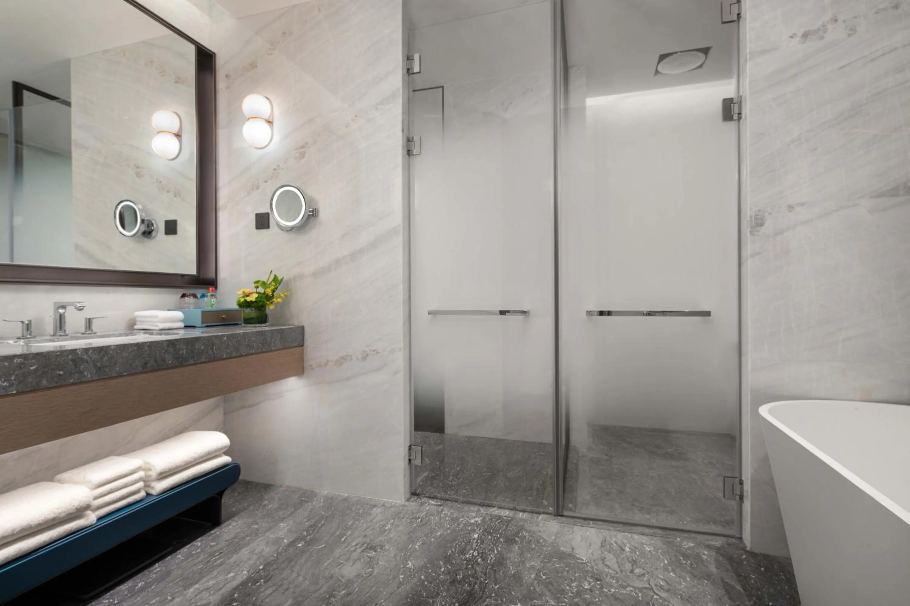 Shower in Crowne Plaza Jinan Runhua by IHG