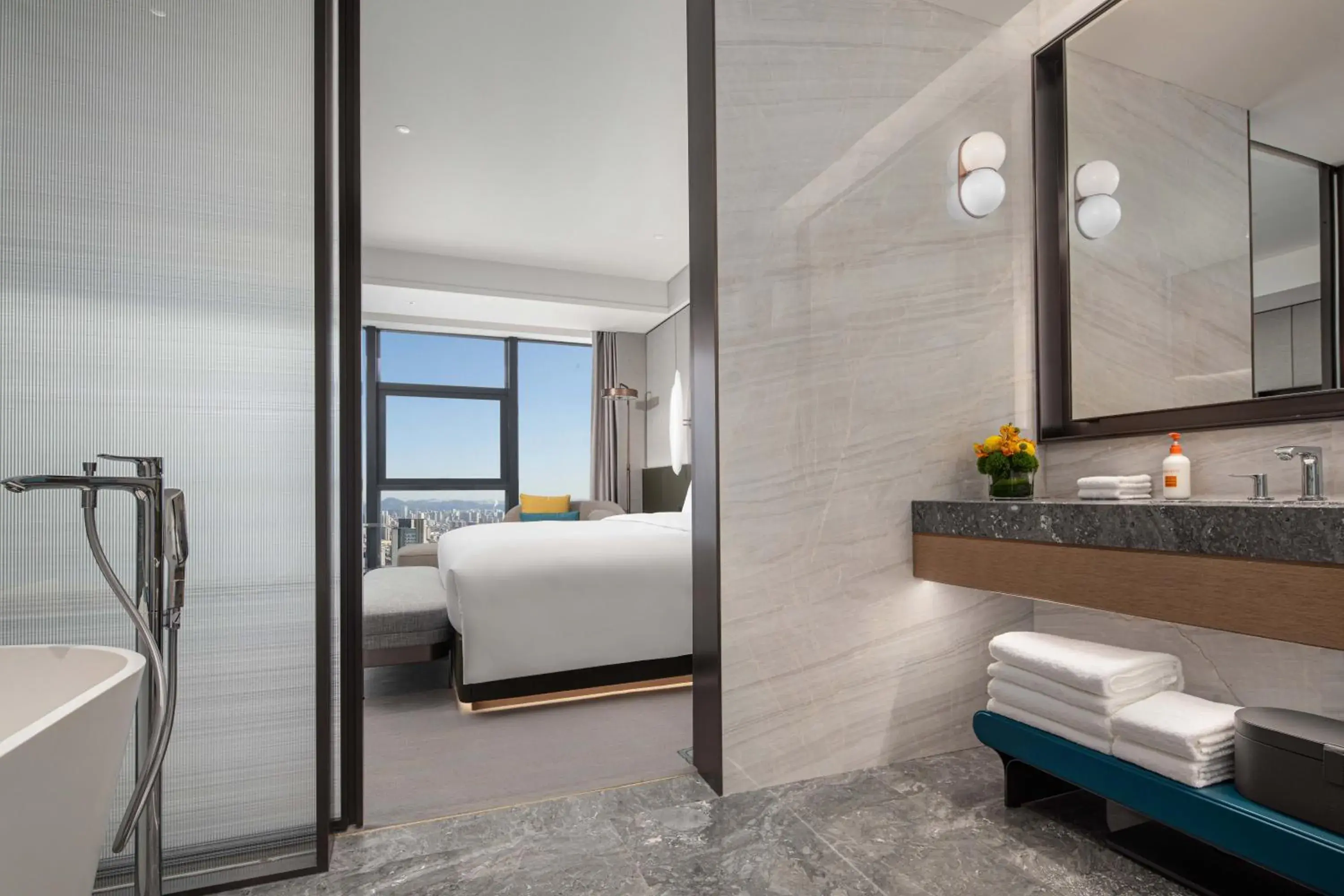 Shower, Bed in Crowne Plaza Jinan Runhua by IHG Shower, Bed in Crowne Plaza Jinan Runhua by IHG