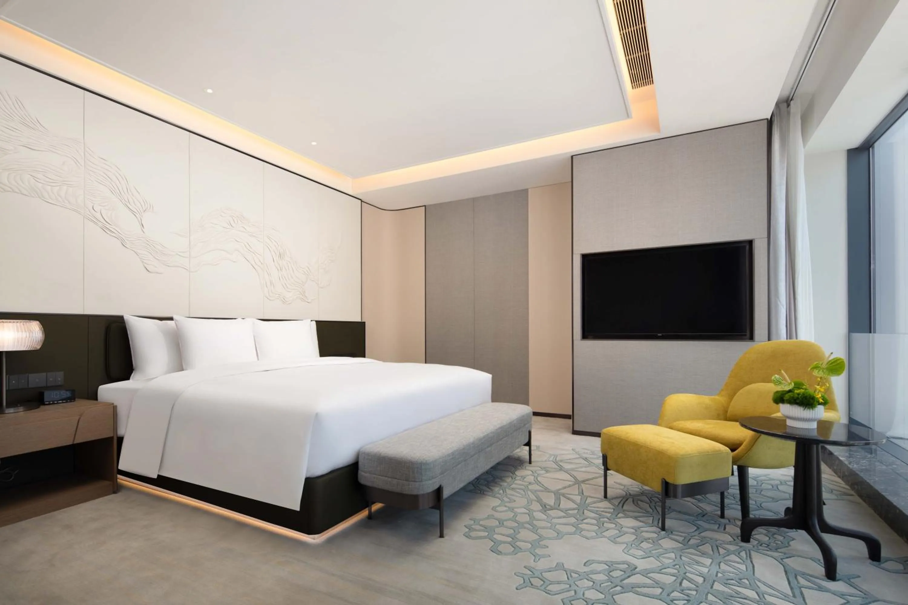 Communal lounge/ TV room, Bed in Crowne Plaza Jinan Runhua by IHG