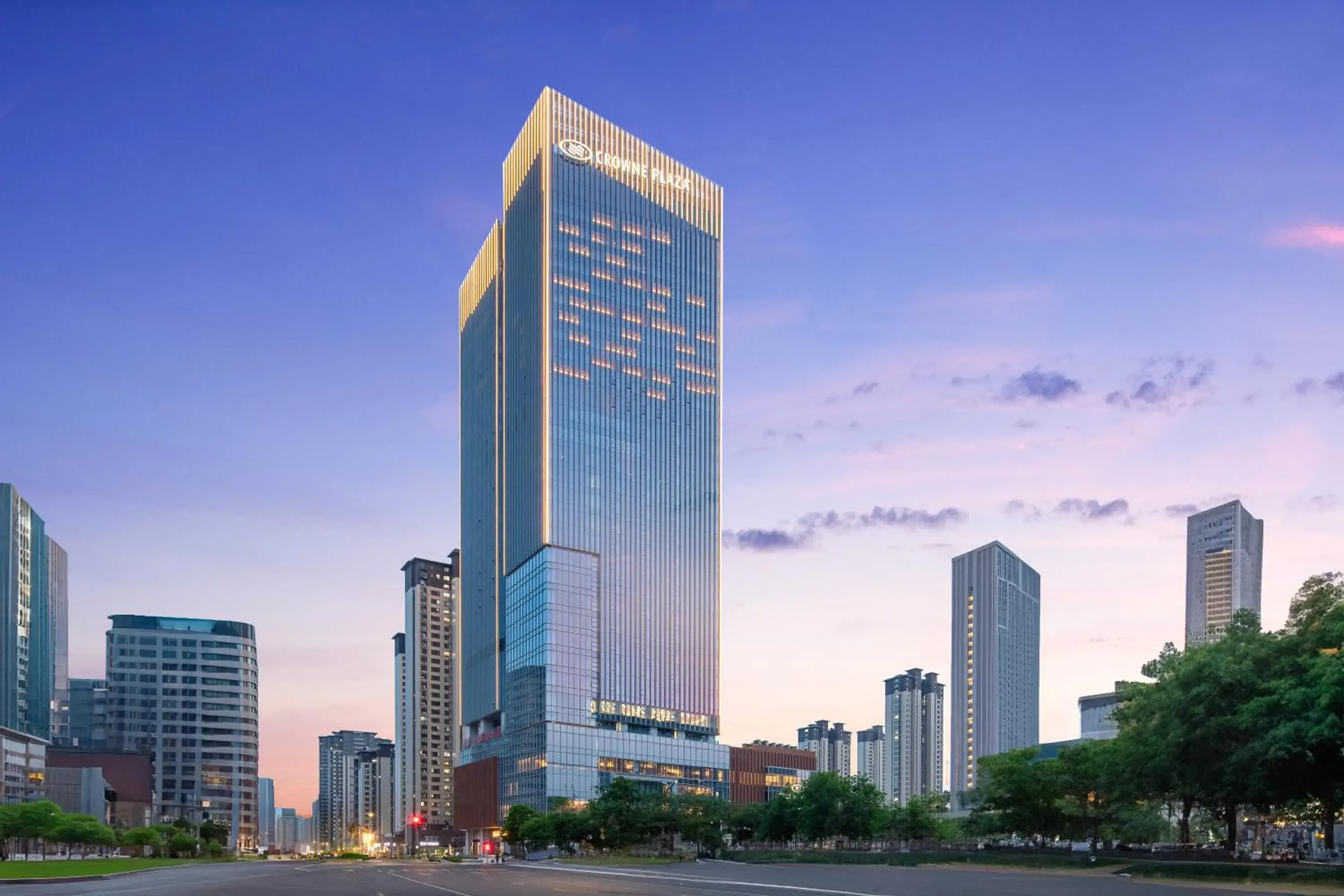 Property building in Crowne Plaza Jinan Runhua by IHG Property building in Crowne Plaza Jinan Runhua by IHG